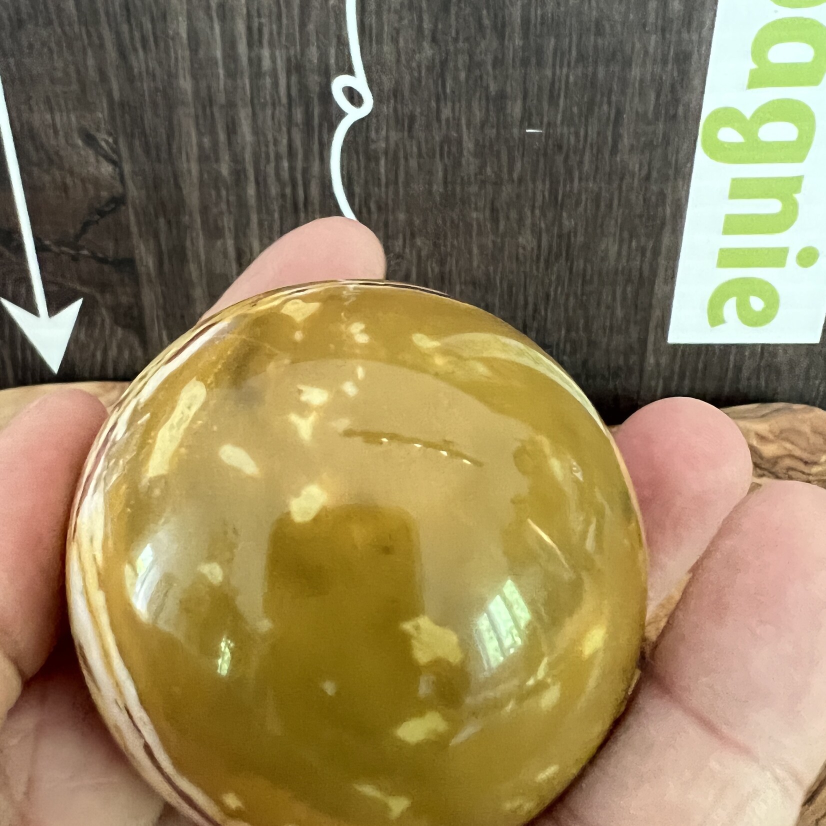 médium mokaite sphère jaune prononcé, boule de cristal jaspe mokaïte, a un impact positif sur le système digestif, les reins et le foie