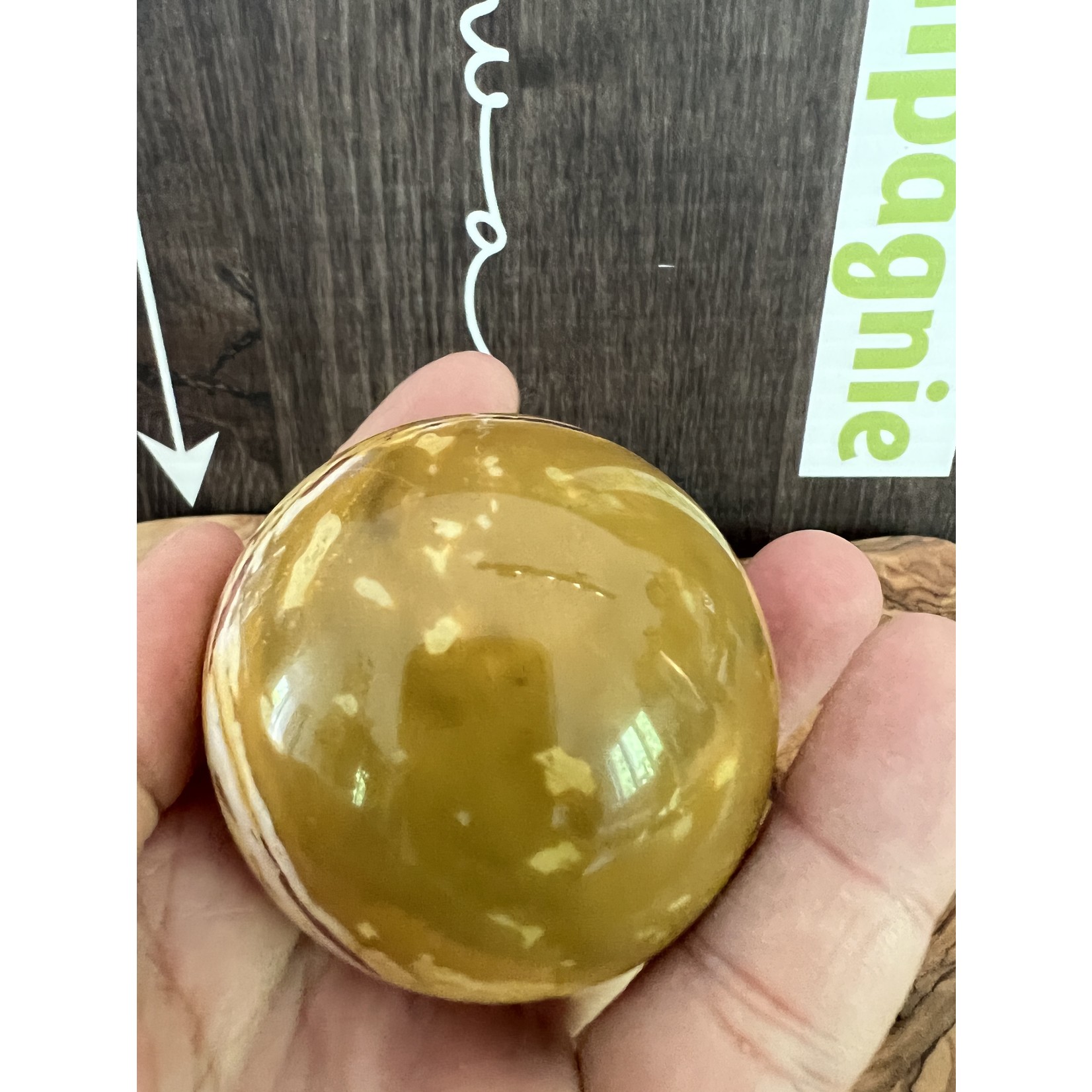 médium mokaite sphère jaune prononcé, boule de cristal jaspe mokaïte, a un impact positif sur le système digestif, les reins et le foie