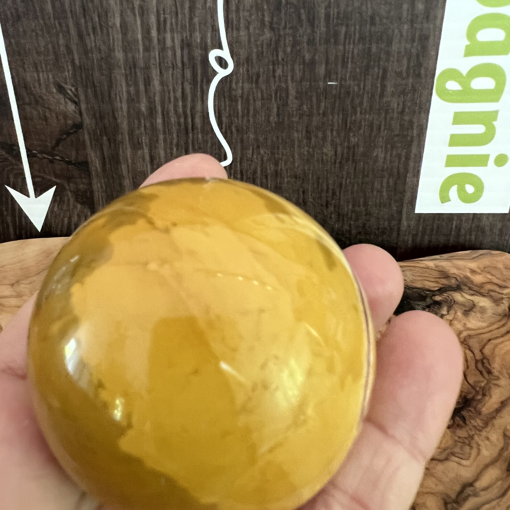 médium mokaite sphère jaune prononcé, boule de cristal jaspe mokaïte, a un impact positif sur le système digestif, les reins et le foie