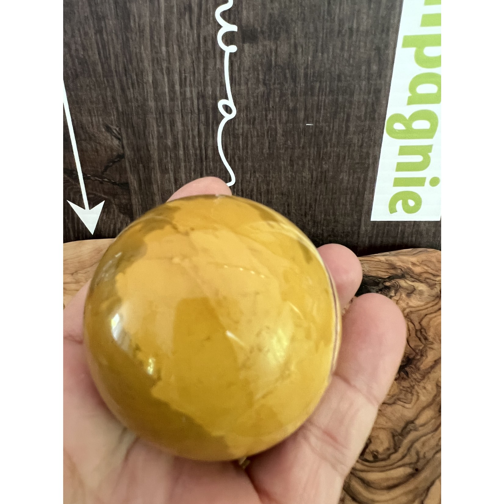 médium mokaite sphère jaune prononcé, boule de cristal jaspe mokaïte, a un impact positif sur le système digestif, les reins et le foie