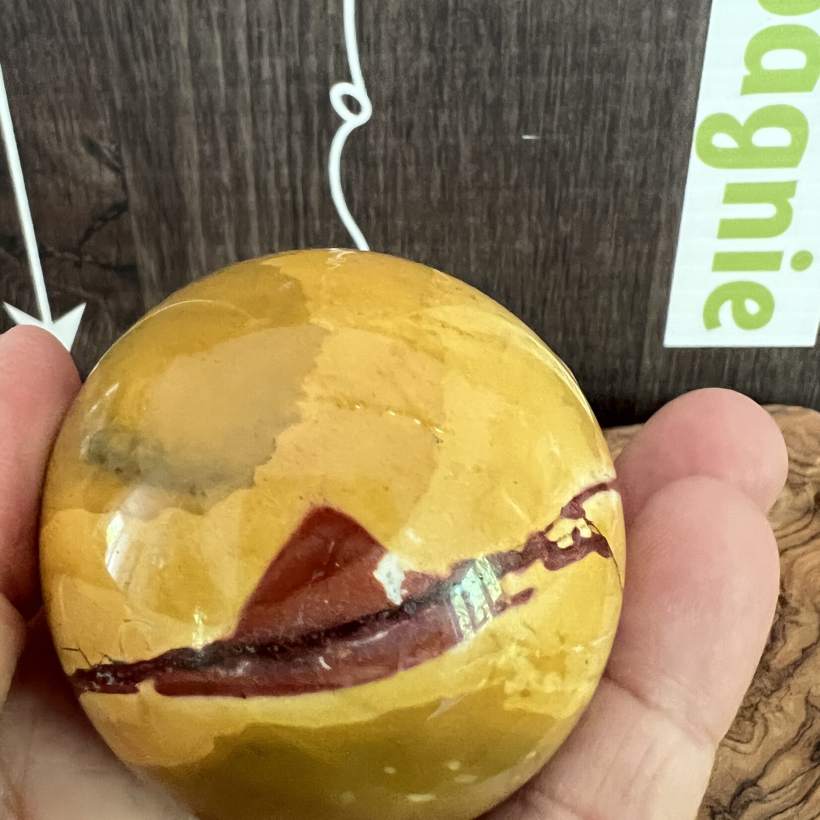 médium mokaite sphère jaune prononcé, boule de cristal jaspe mokaïte, a un impact positif sur le système digestif, les reins et le foie
