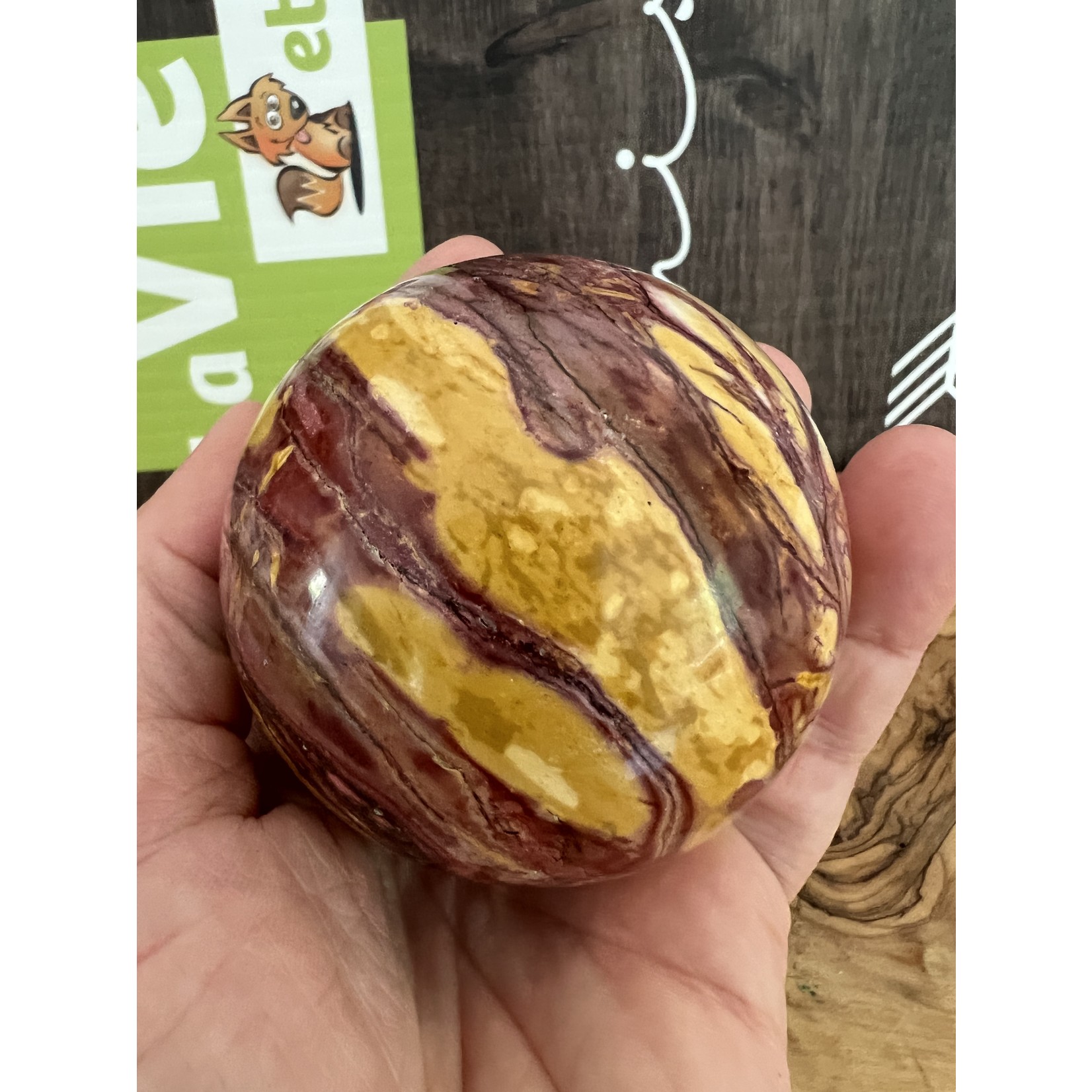 large mokaite sphère rouge jaune pâle, boule de cristal jaspe mokaïte, a un impact positif sur le système digestif, les reins et le foie