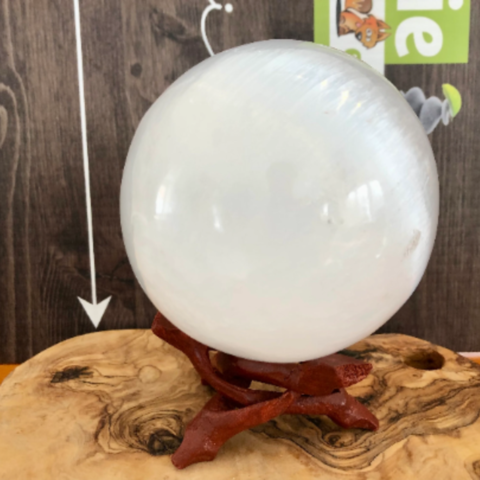 sphère en sélénite, base lumineuse LED disponible dans la boutique, est connue pour agir comme purifiante et chargeante pour vos cristaux