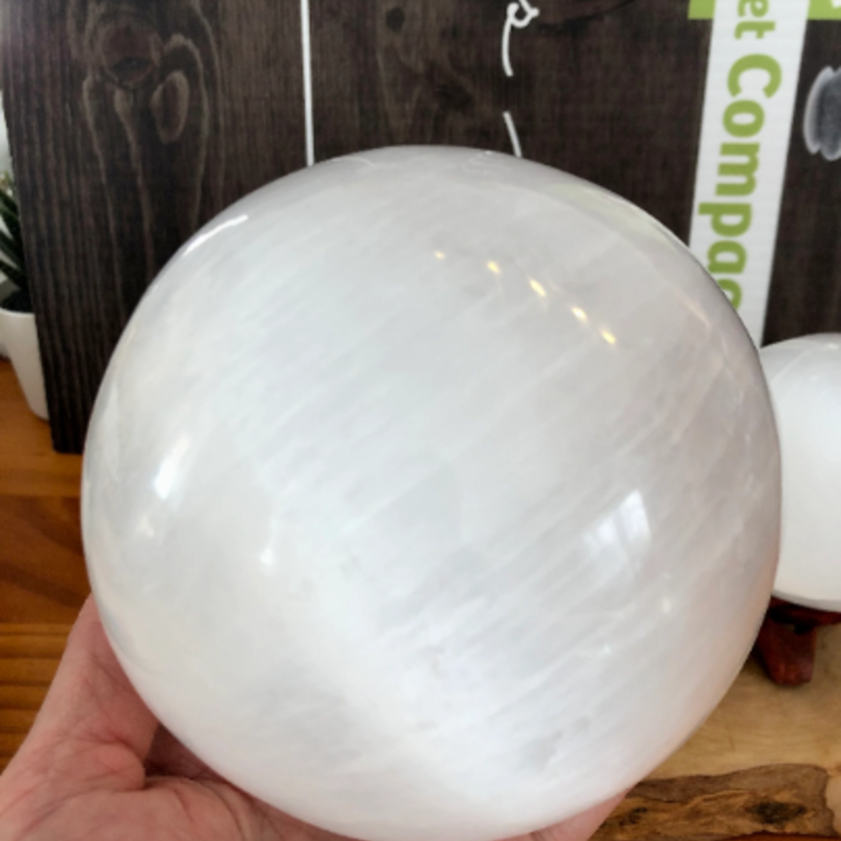 sphère en sélénite, base lumineuse LED disponible dans la boutique, est connue pour agir comme purifiante et chargeante pour vos cristaux