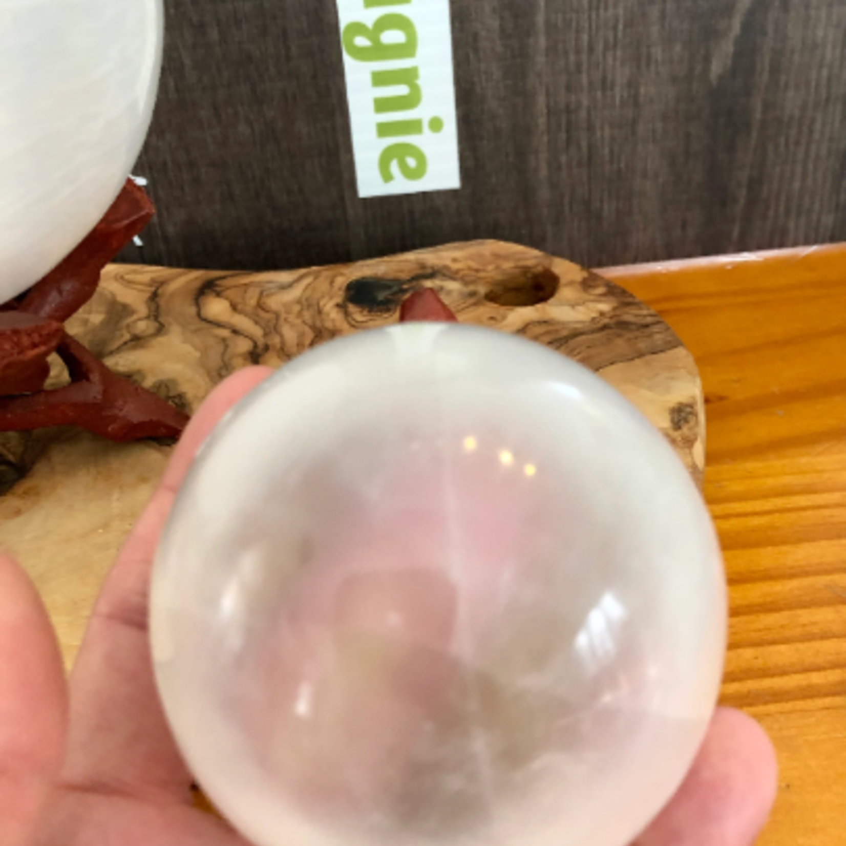 sphère en sélénite, base lumineuse LED disponible dans la boutique, est connue pour agir comme purifiante et chargeante pour vos cristaux
