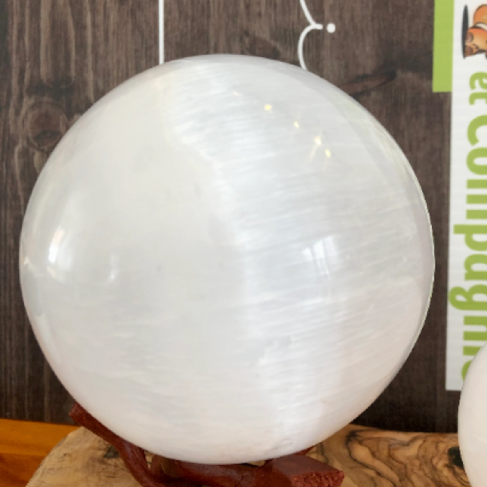 sphère en sélénite, base lumineuse LED disponible dans la boutique, est connue pour agir comme purifiante et chargeante pour vos cristaux