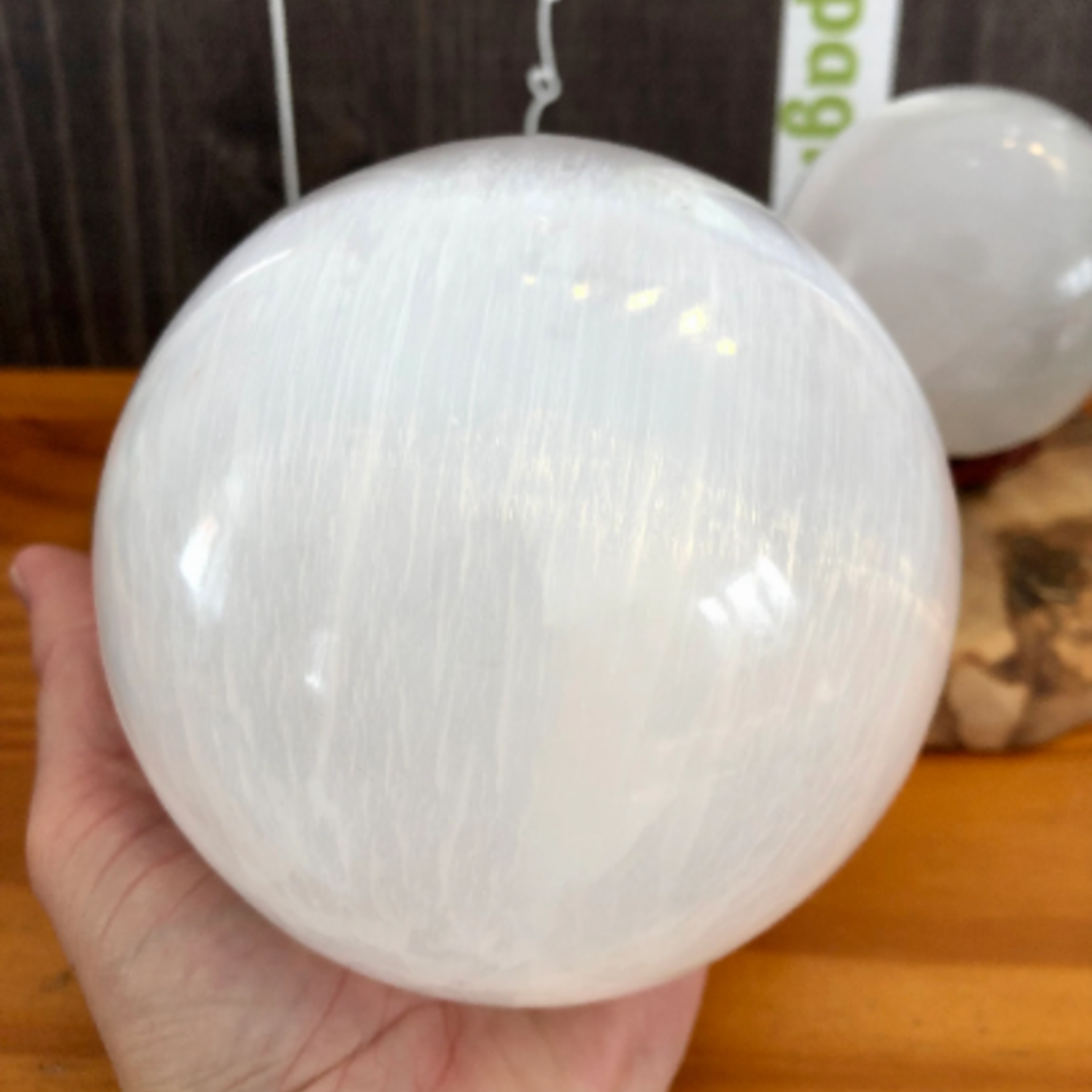 sphère en sélénite, base lumineuse LED disponible dans la boutique, est connue pour agir comme purifiante et chargeante pour vos cristaux