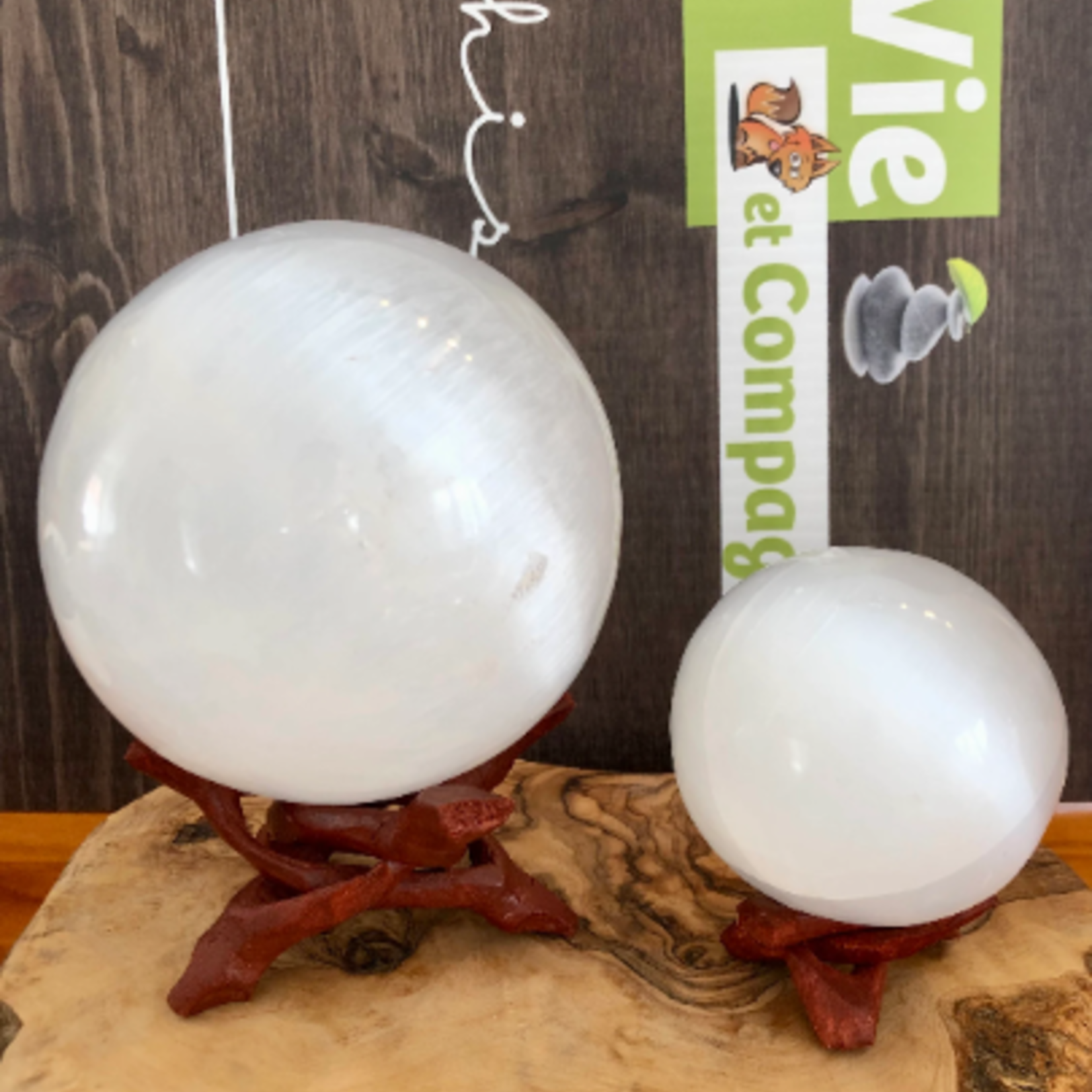 sphère en sélénite, base lumineuse LED disponible dans la boutique, est connue pour agir comme purifiante et chargeante pour vos cristaux