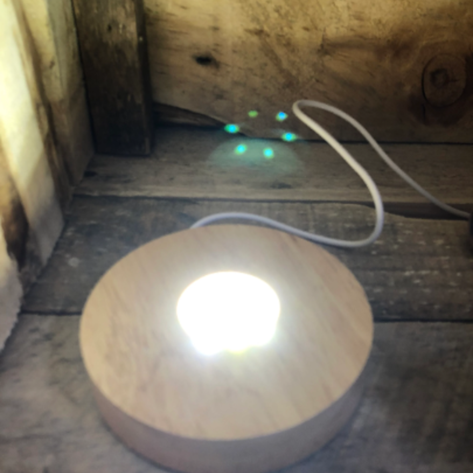sphère en sélénite, base lumineuse LED disponible dans la boutique, est connue pour agir comme purifiante et chargeante pour vos cristaux