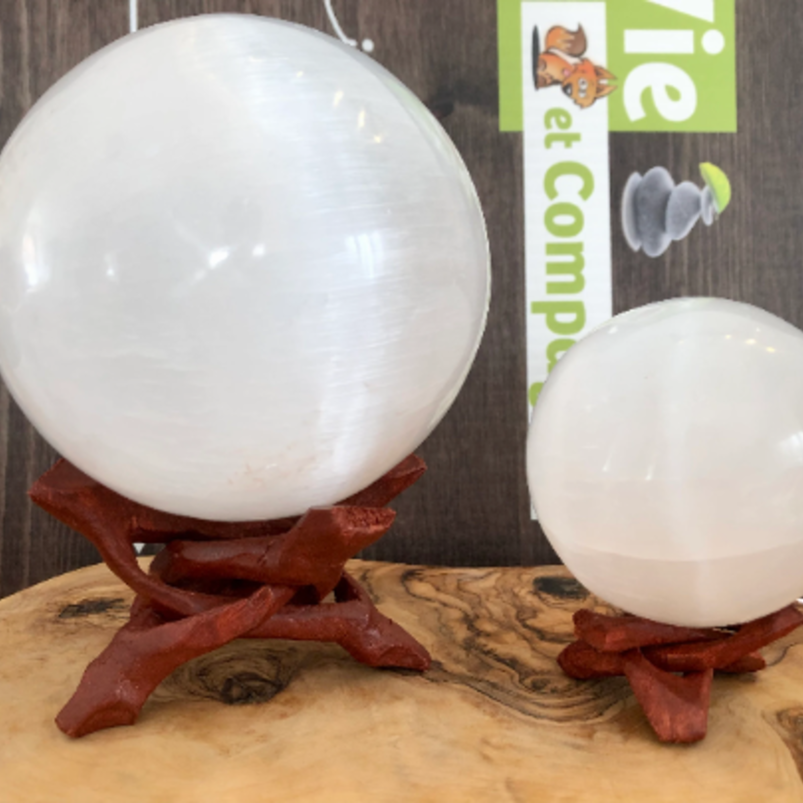 sphère en sélénite, base lumineuse LED disponible dans la boutique, est connue pour agir comme purifiante et chargeante pour vos cristaux