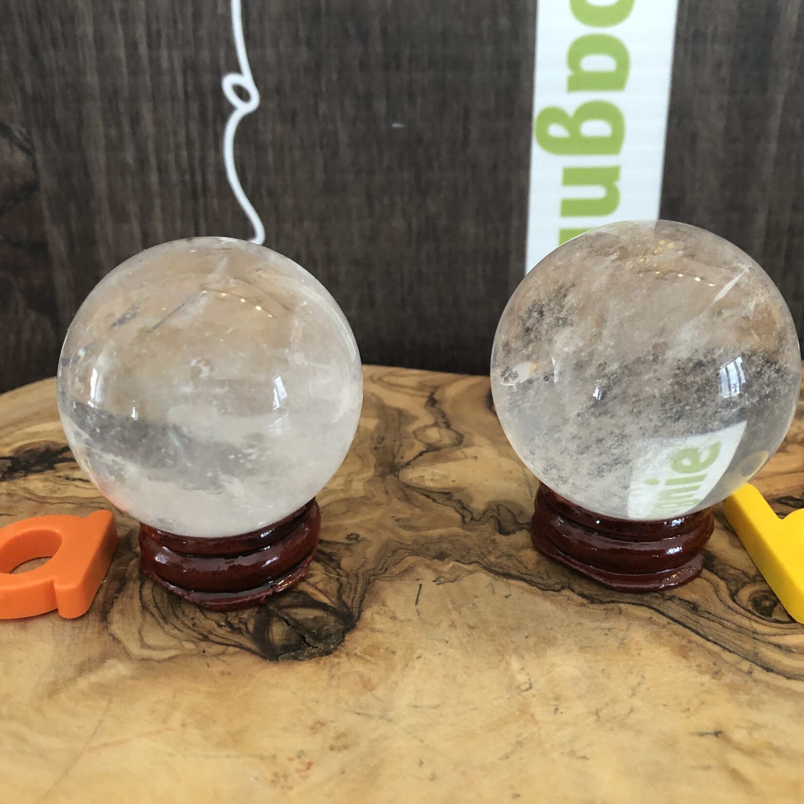 sphère transparente de quartz clair, le quartz est la pierre qui véhicule l'énergie de la Lumière, amplifie tout ce qui vous habite