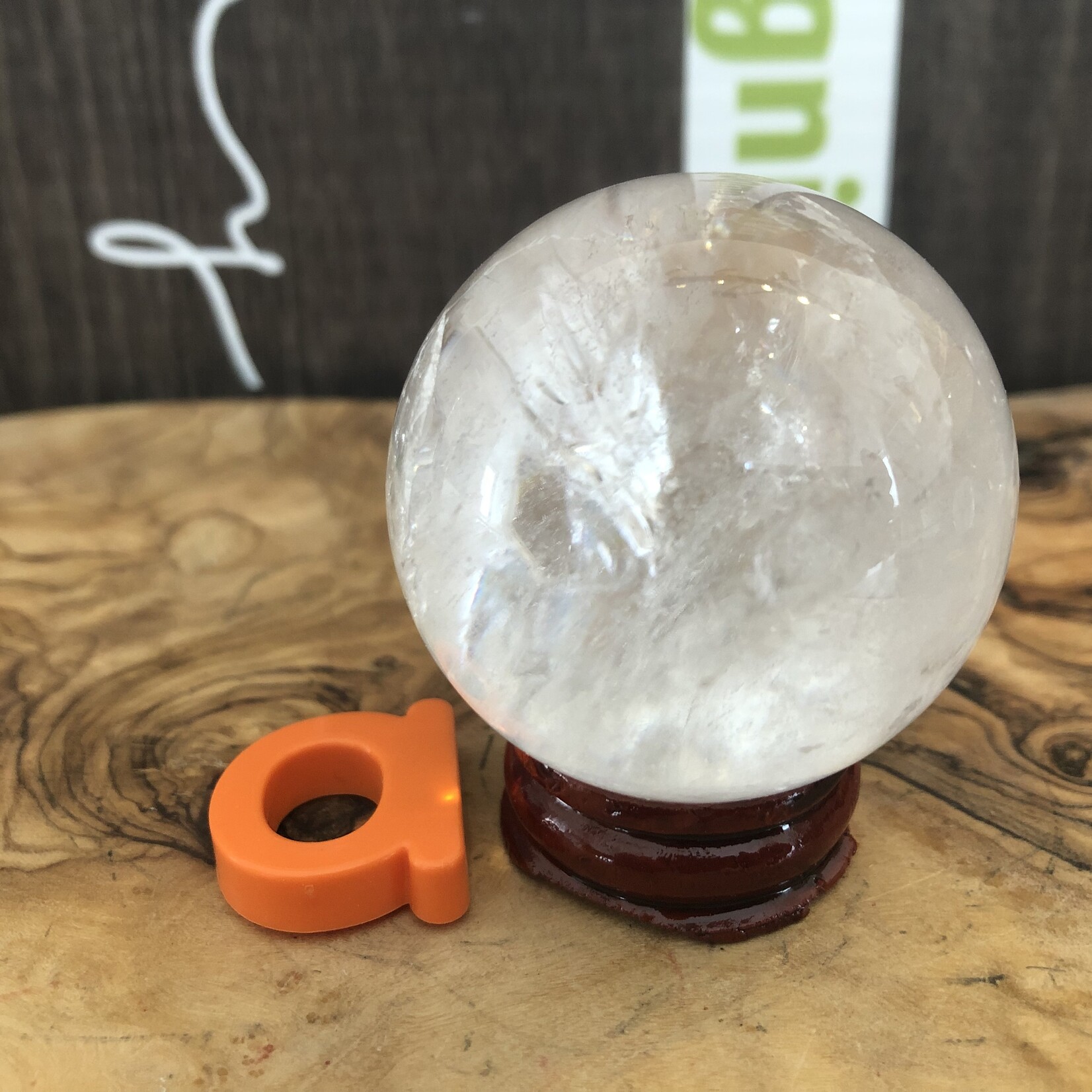 sphère transparente de quartz clair, le quartz est la pierre qui véhicule l'énergie de la Lumière, amplifie tout ce qui vous habite