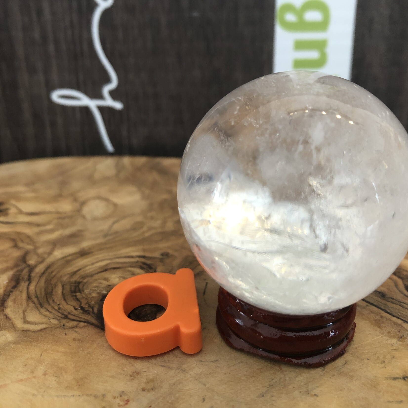 sphère transparente de quartz clair, le quartz est la pierre qui véhicule l'énergie de la Lumière, amplifie tout ce qui vous habite