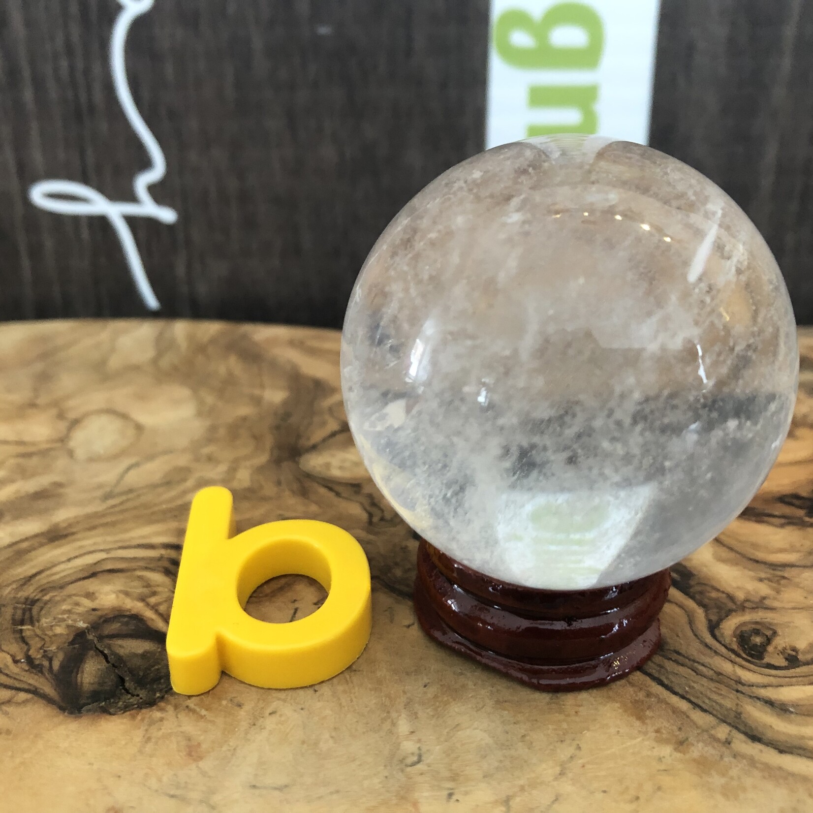 sphère transparente de quartz clair, le quartz est la pierre qui véhicule l'énergie de la Lumière, amplifie tout ce qui vous habite