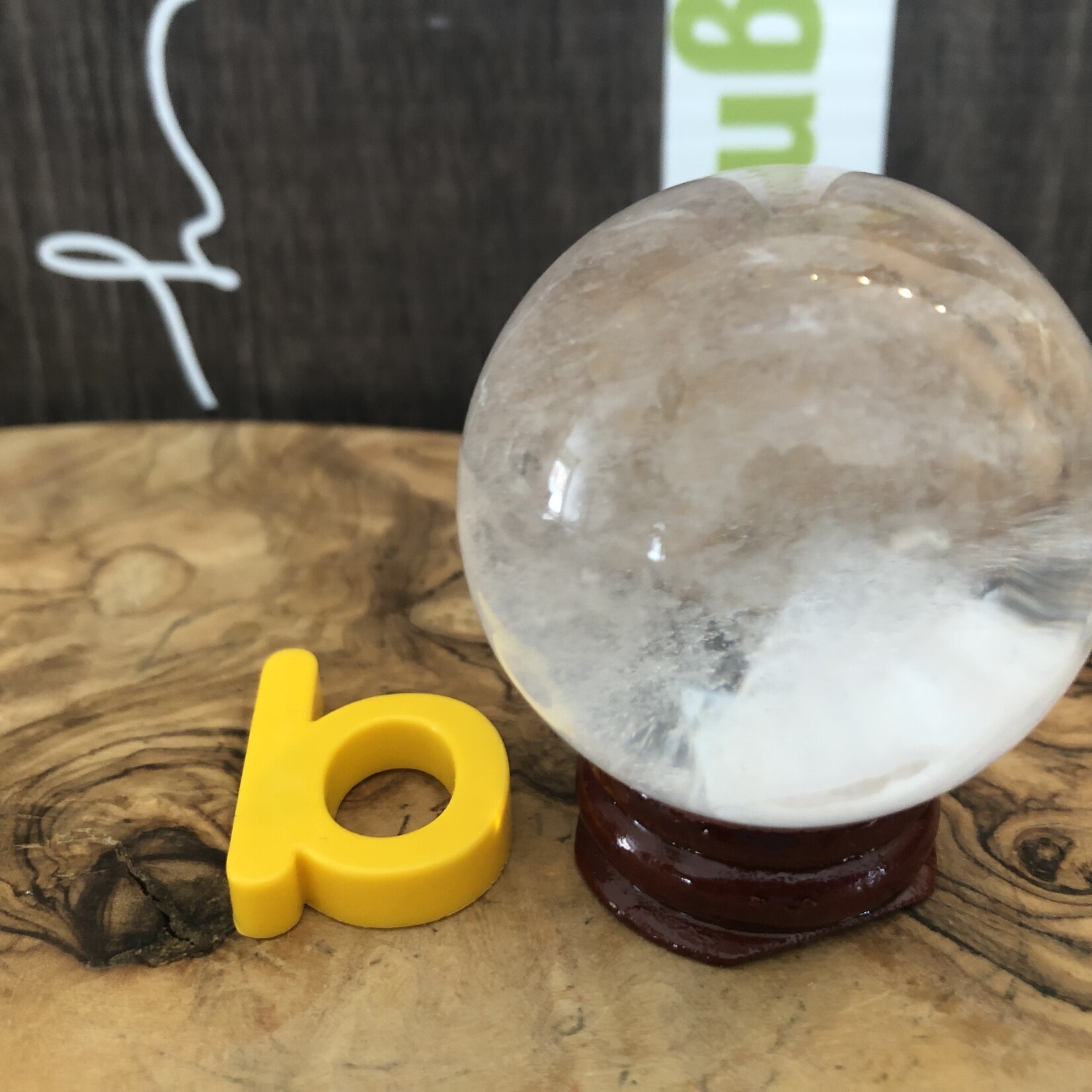 sphère transparente de quartz clair, le quartz est la pierre qui véhicule l'énergie de la Lumière, amplifie tout ce qui vous habite
