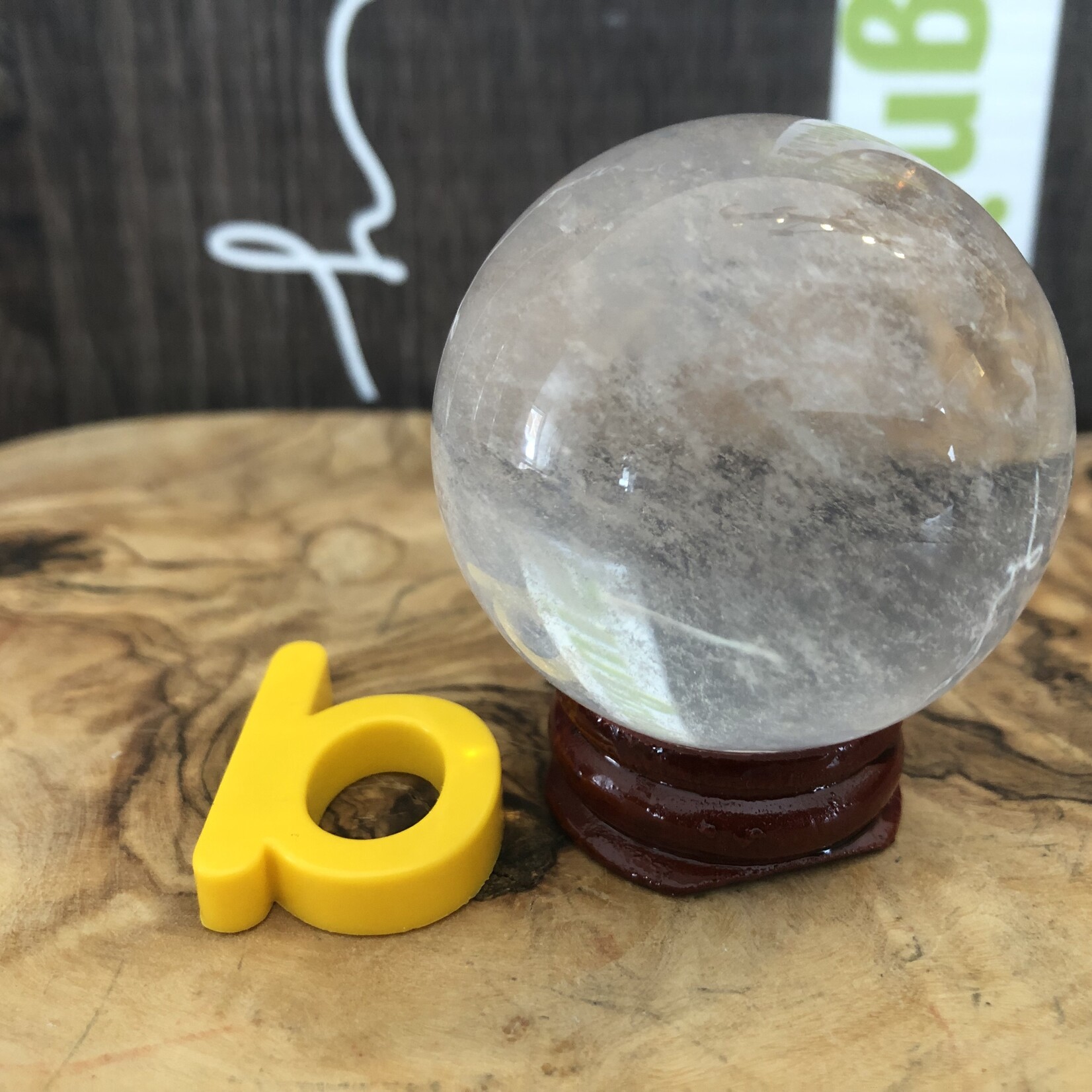 sphère transparente de quartz clair, le quartz est la pierre qui véhicule l'énergie de la Lumière, amplifie tout ce qui vous habite