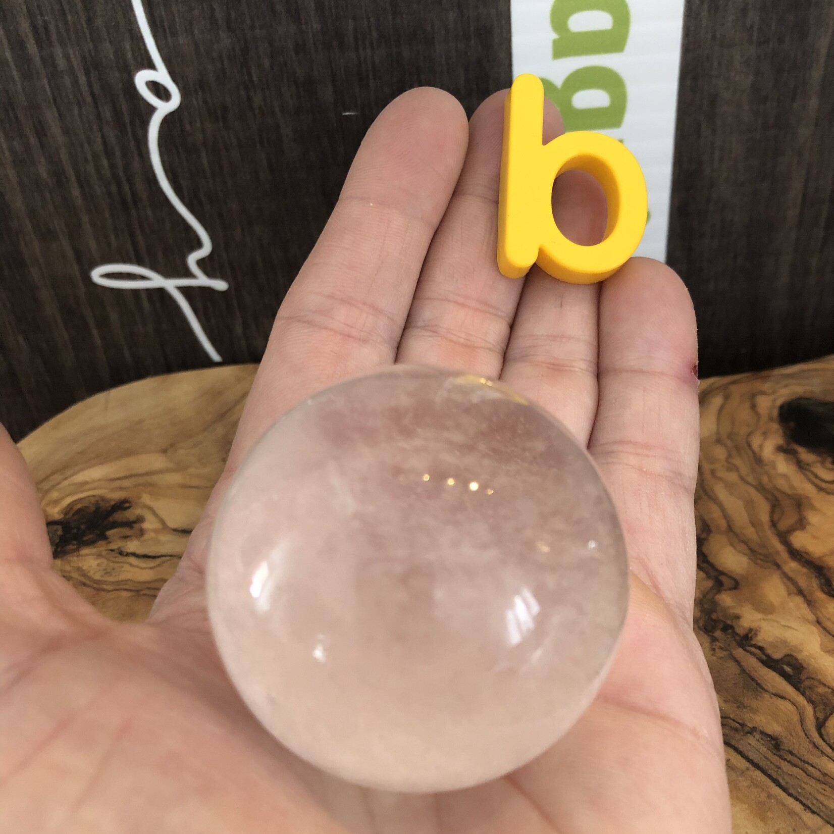 sphère transparente de quartz clair, le quartz est la pierre qui véhicule l'énergie de la Lumière, amplifie tout ce qui vous habite