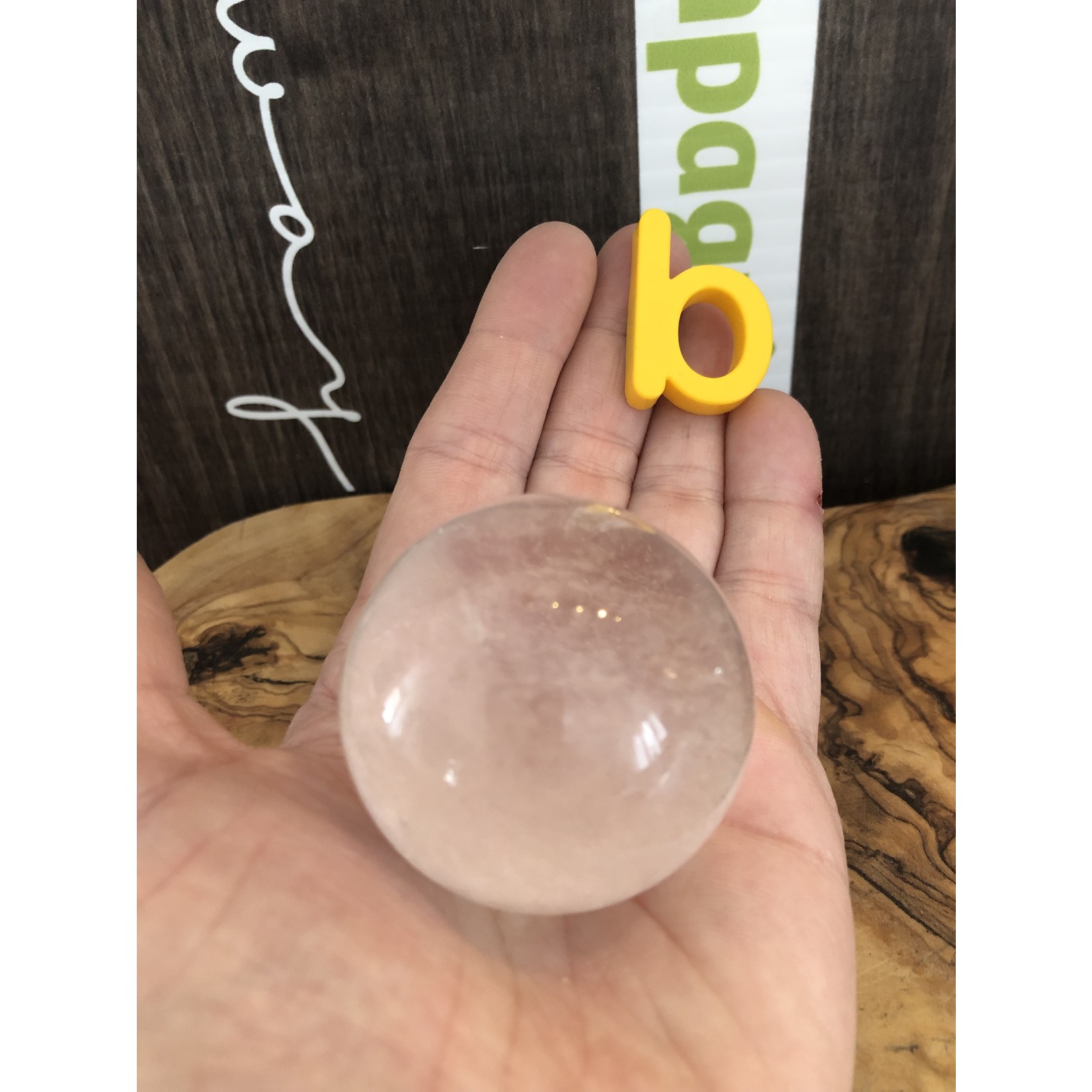 sphère transparente de quartz clair, le quartz est la pierre qui véhicule l'énergie de la Lumière, amplifie tout ce qui vous habite