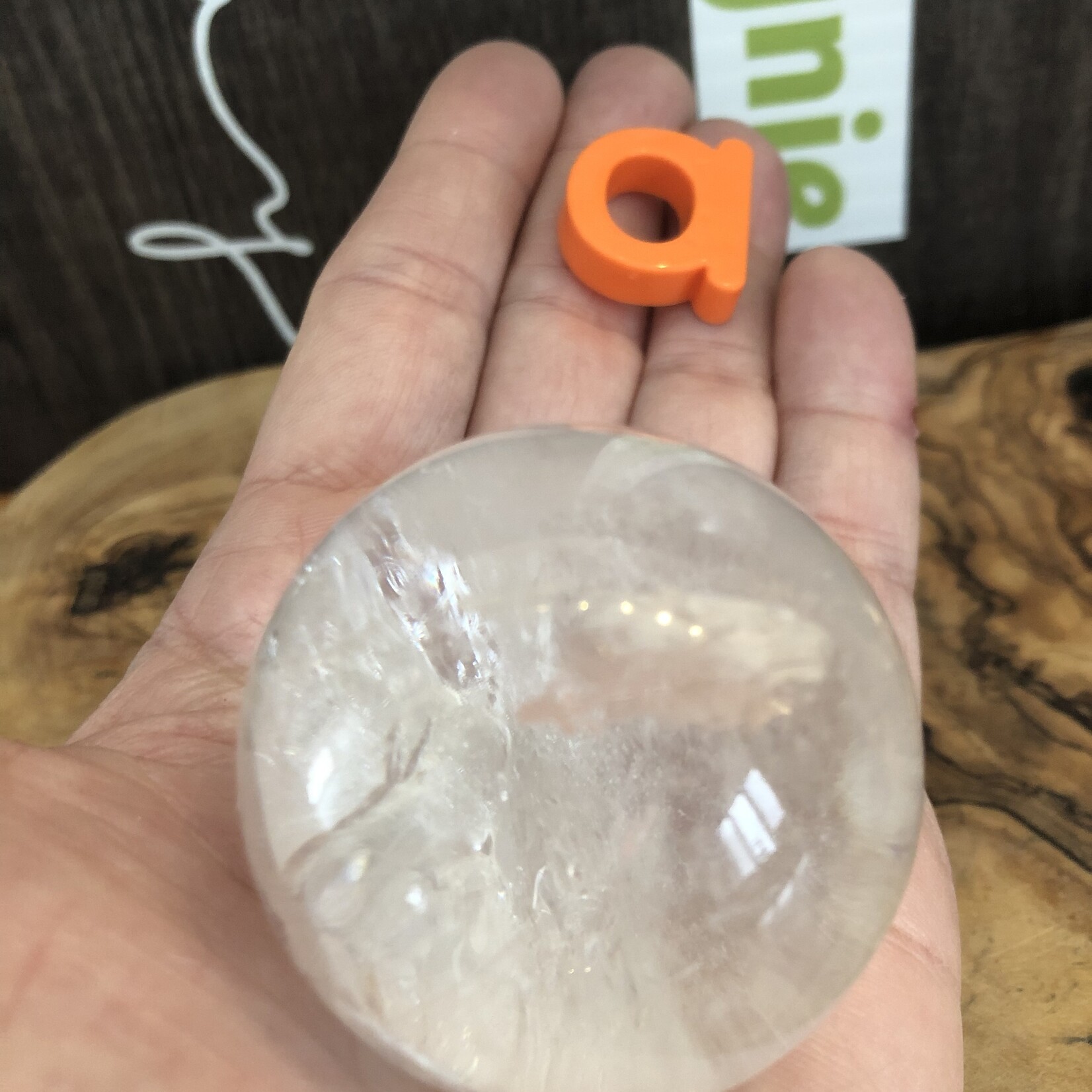 sphère transparente de quartz clair, le quartz est la pierre qui véhicule l'énergie de la Lumière, amplifie tout ce qui vous habite