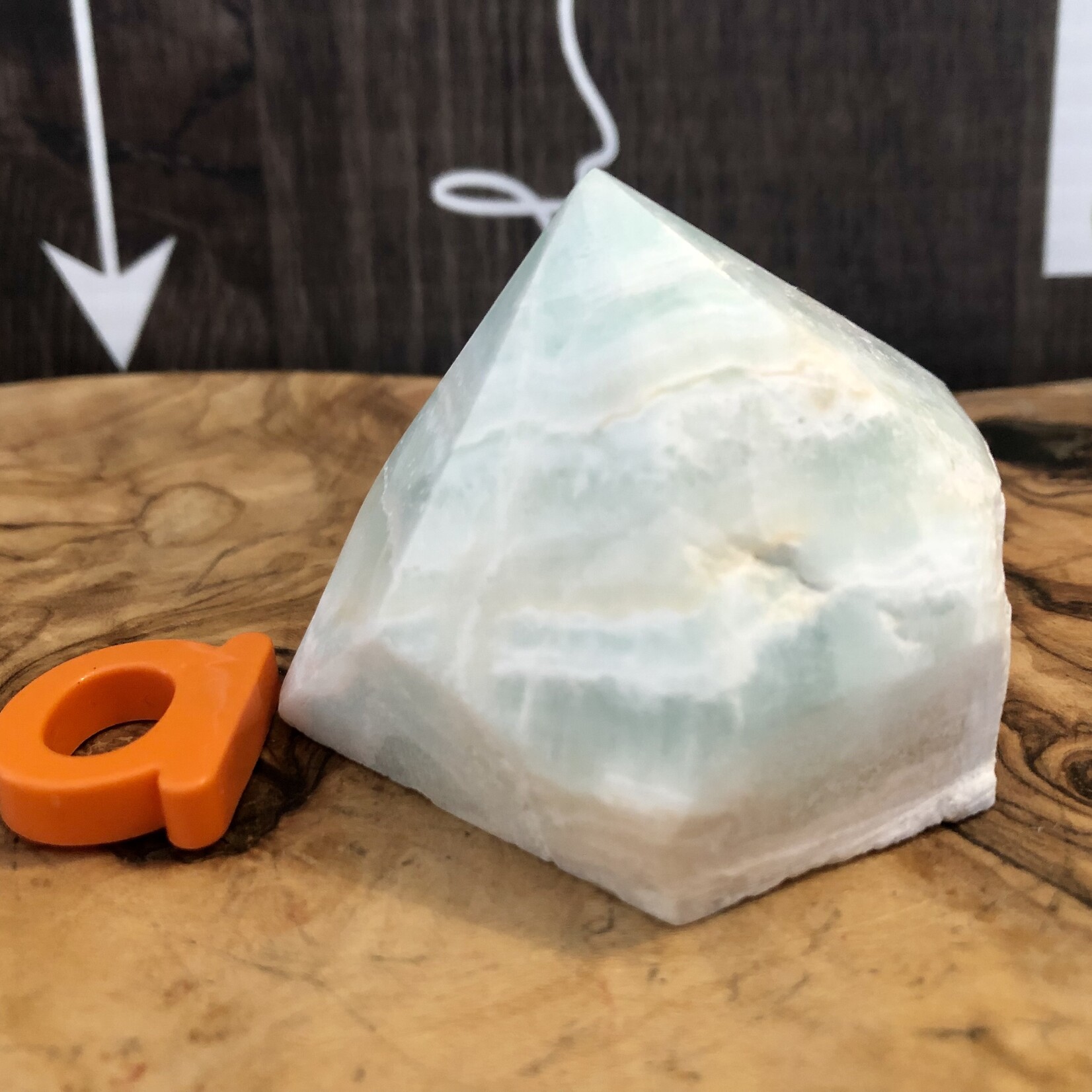 Pyramide de calcite des Caraïbes - Dessus poli, guérison des blessures et des émotions