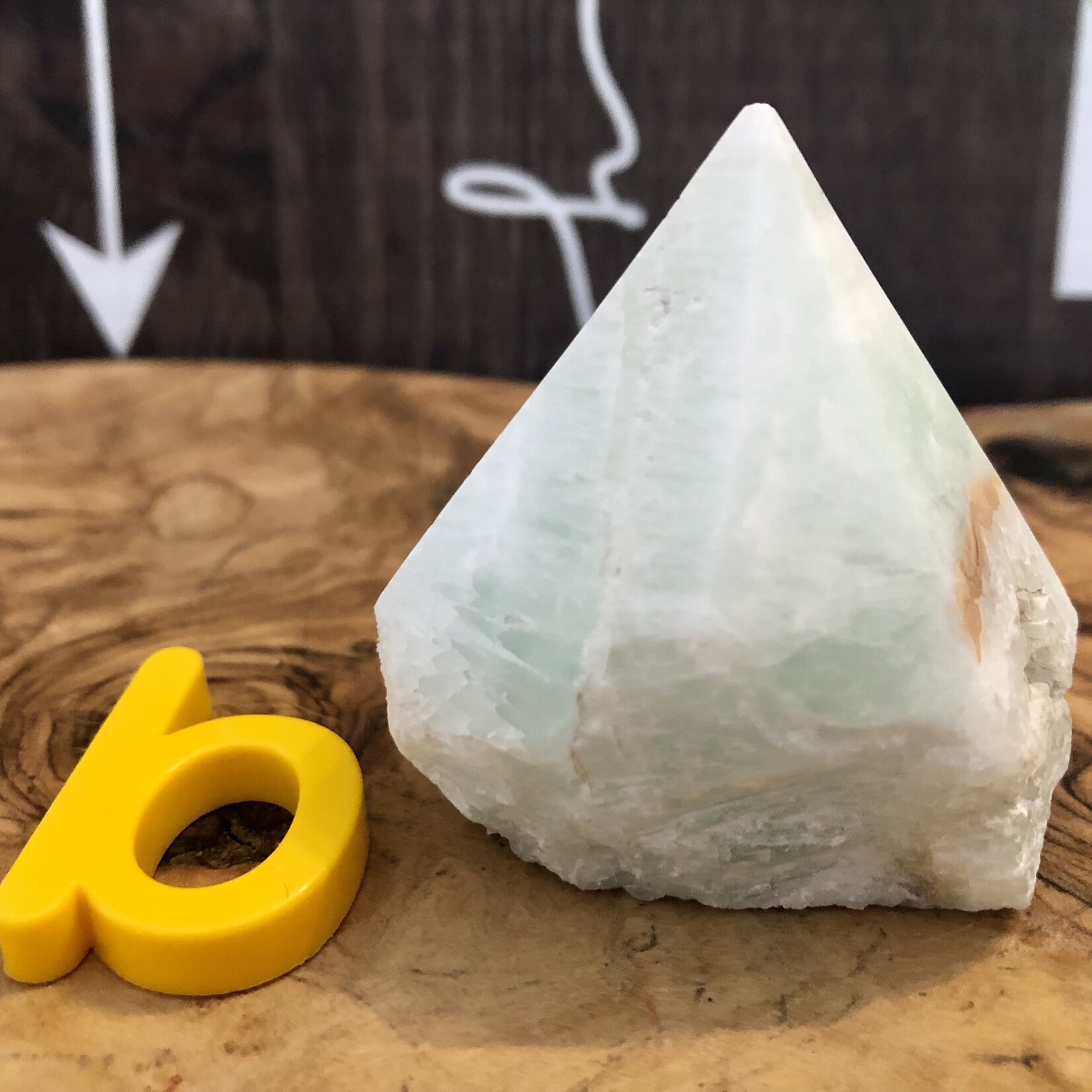 Pyramide de calcite des Caraïbes - Dessus poli, guérison des blessures et des émotions