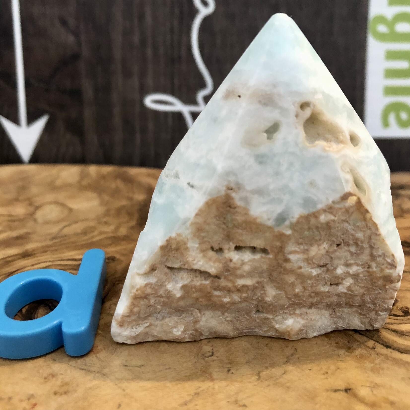 Pyramide de calcite des Caraïbes - Dessus poli, guérison des blessures et des émotions
