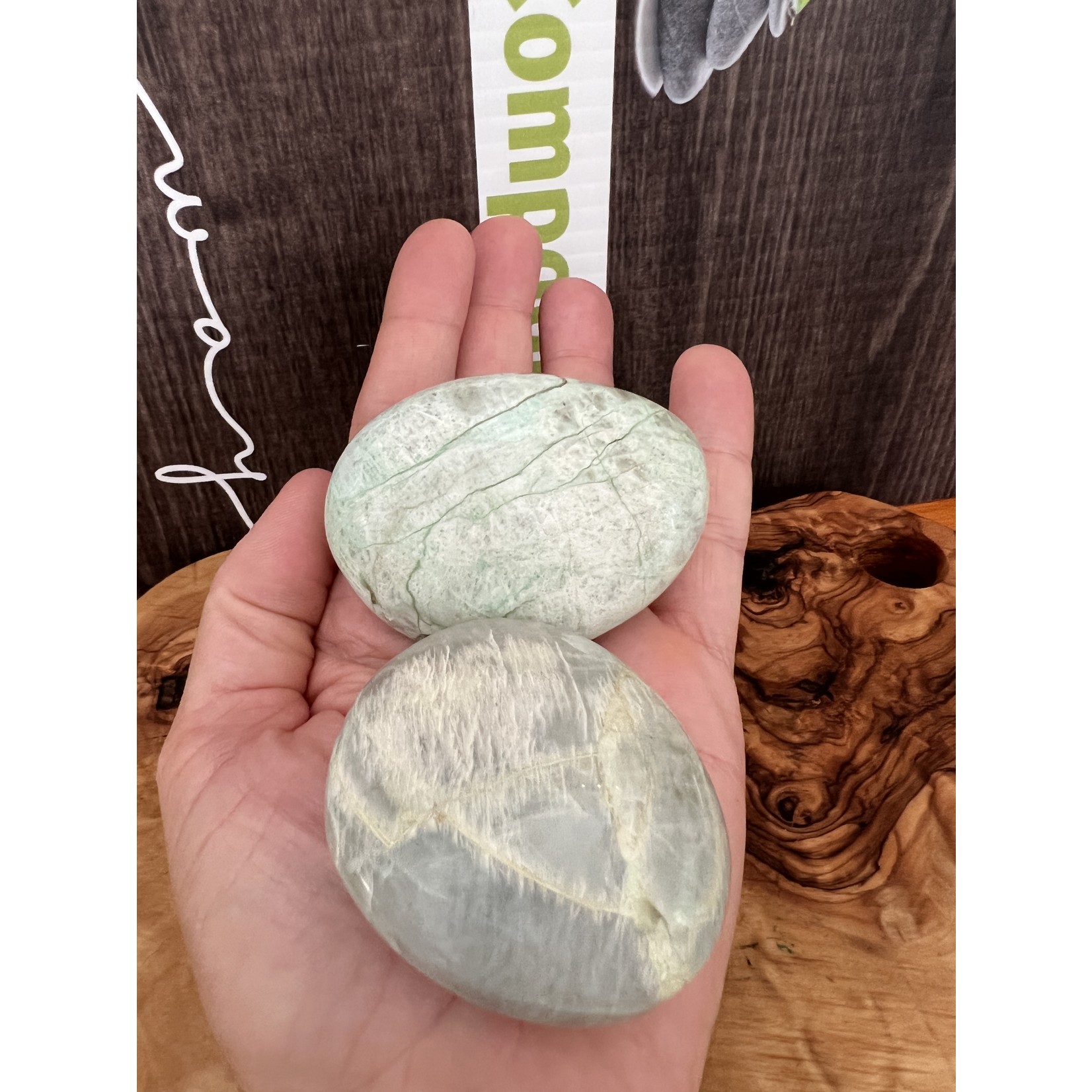 pierre garniérite paume de main polie, pierre de lune verte, pierre anti soucis de lune verte, augmente notre fréquence vibratoire