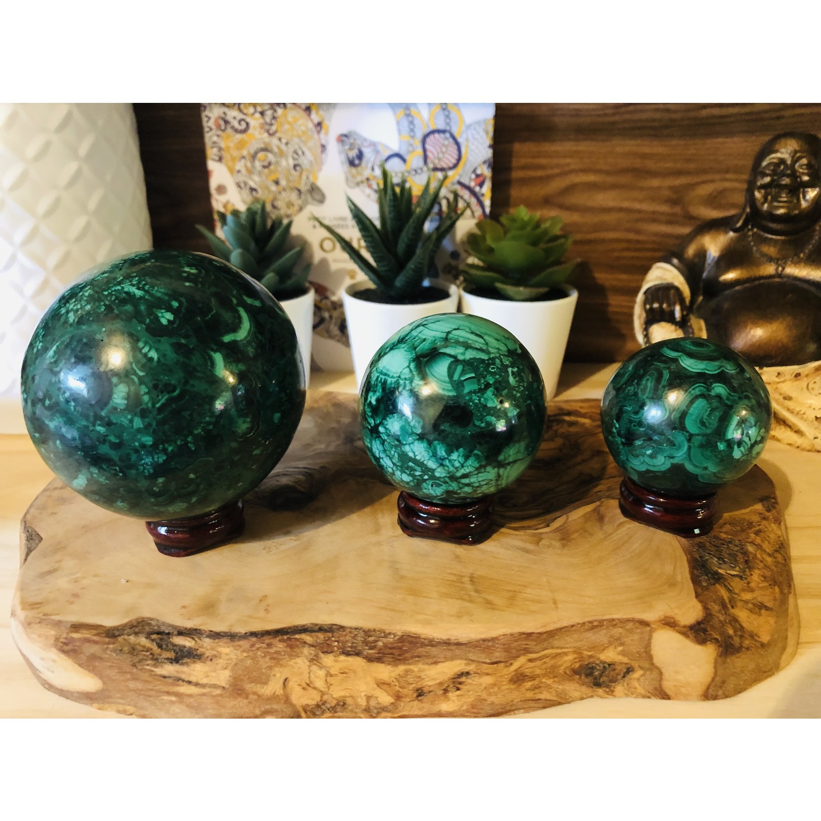 parfait support en bois pour sphère, base de bois pour boule de cristal, socle artisanal en bois rouge verni