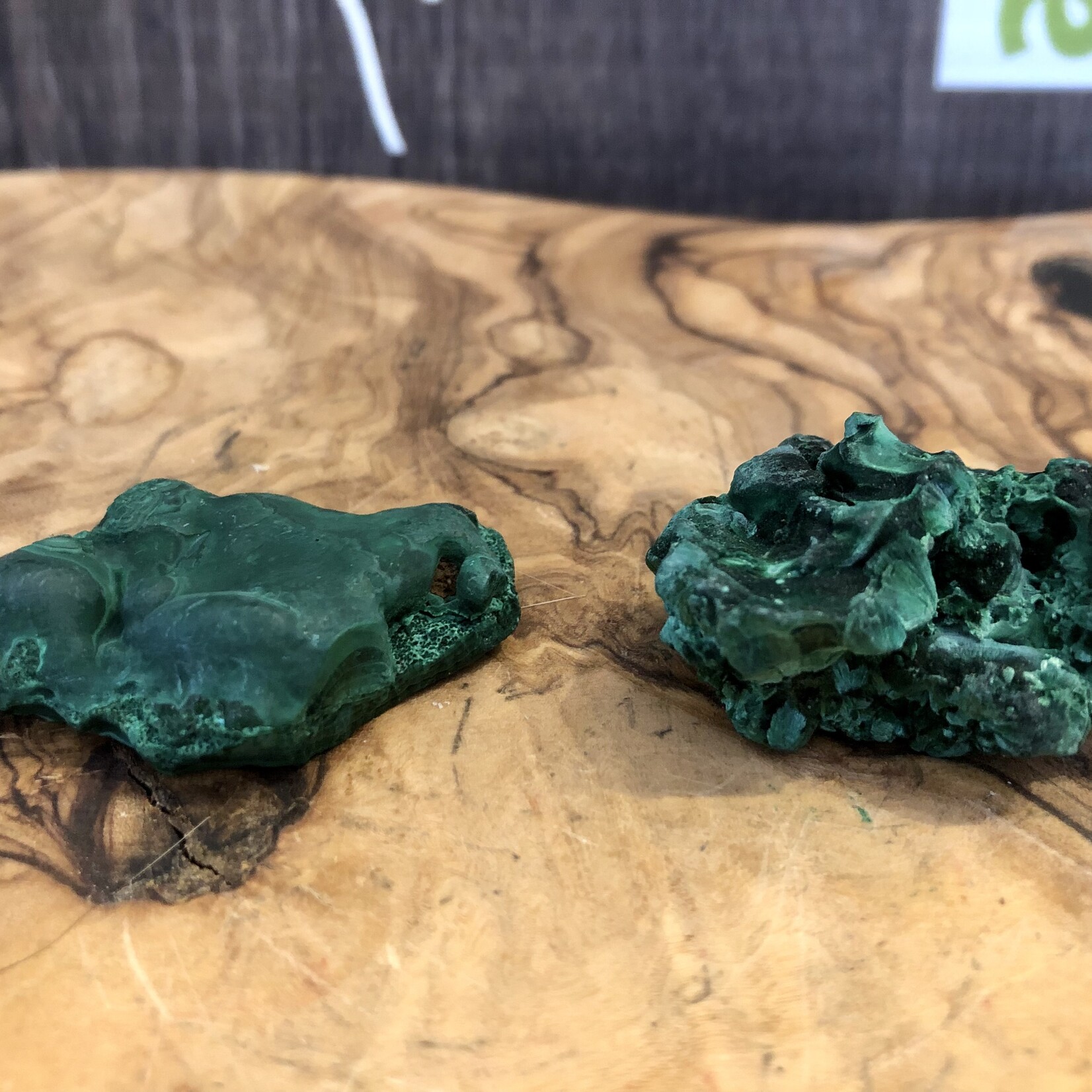 superbes morceaux de malachite, minéral vert d'excellente qualité, atténue les douleurs musculaires, calme les douleurs menstruelles