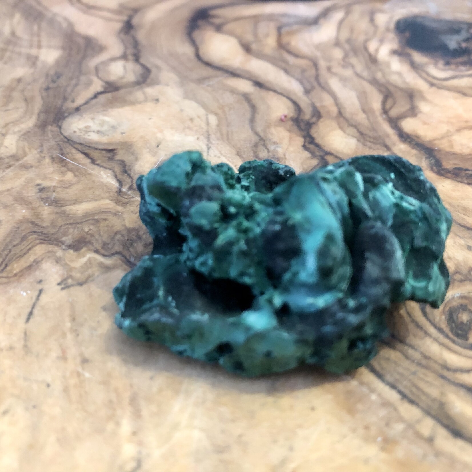 superbes morceaux de malachite, minéral vert d'excellente qualité, atténue les douleurs musculaires, calme les douleurs menstruelles