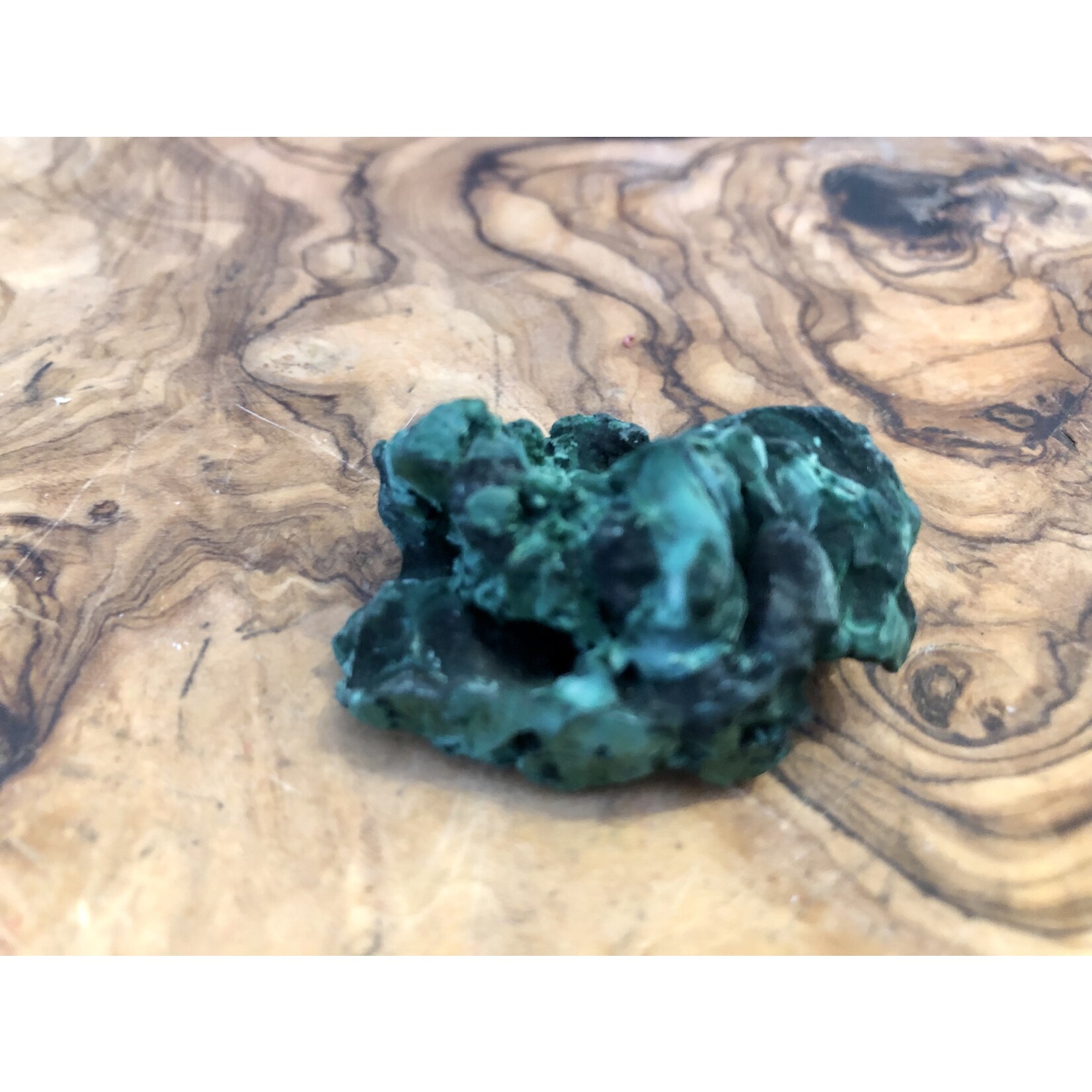 superbes morceaux de malachite, minéral vert d'excellente qualité, atténue les douleurs musculaires, calme les douleurs menstruelles