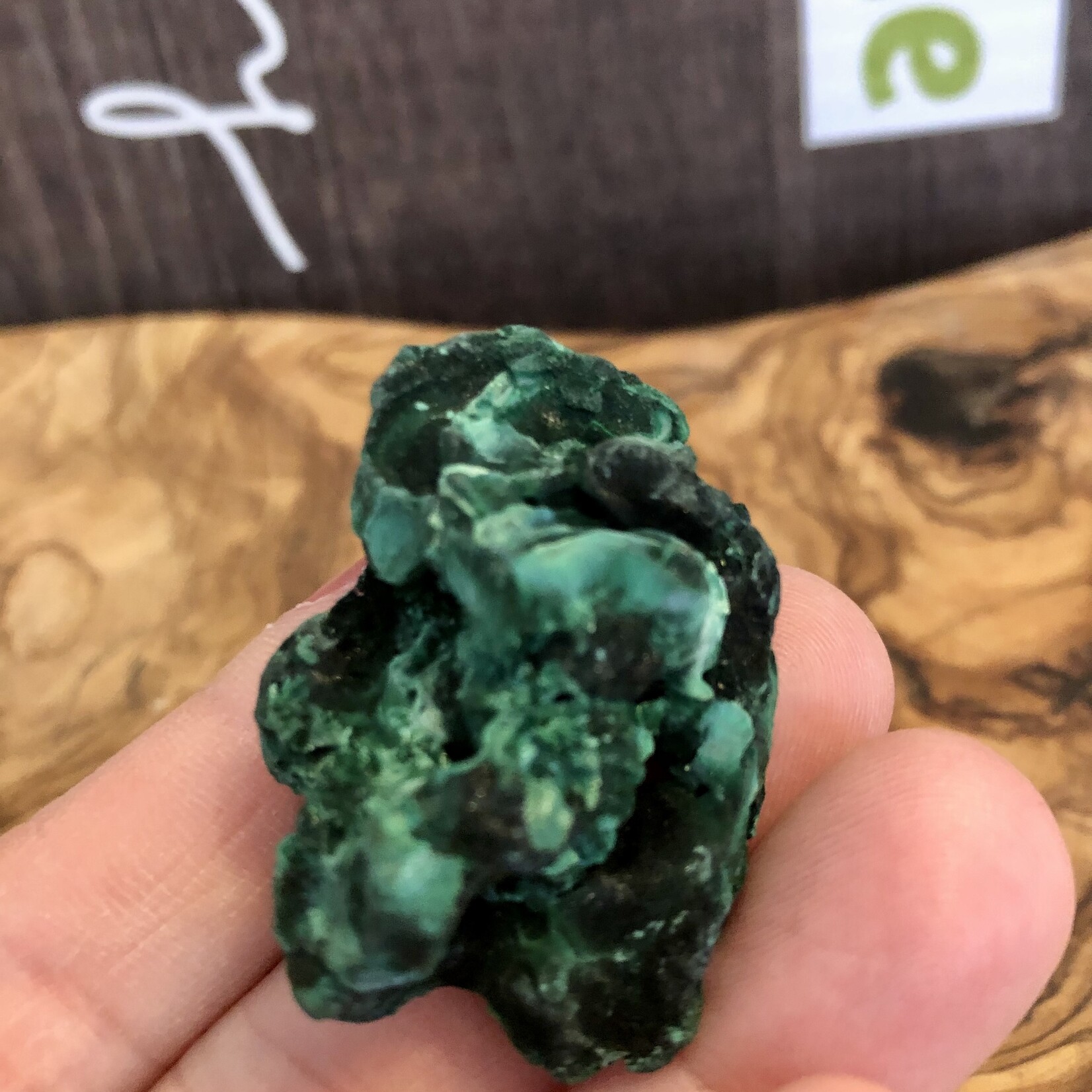 superbes morceaux de malachite, minéral vert d'excellente qualité, atténue les douleurs musculaires, calme les douleurs menstruelles