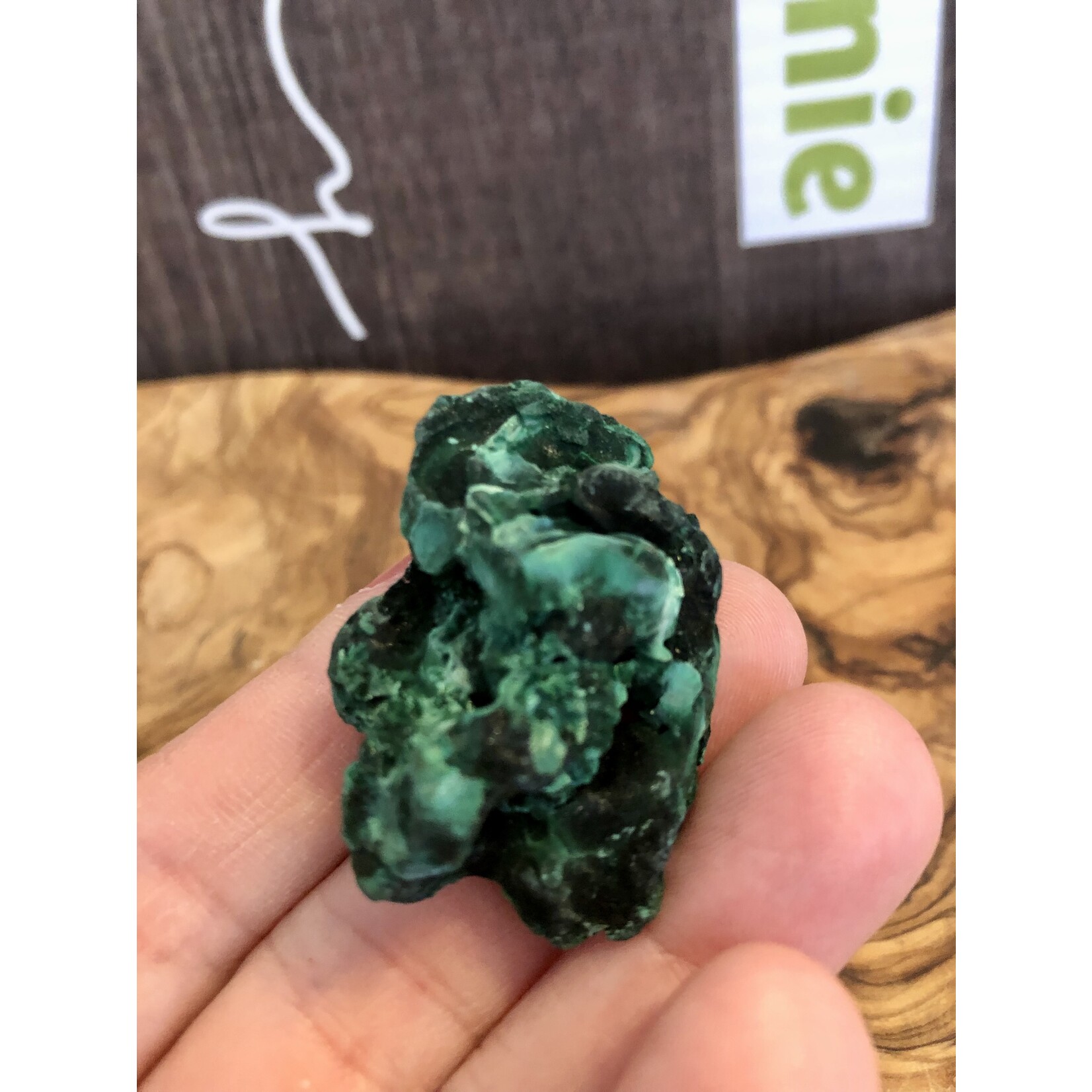 superbs malachite pieces, green mineral of excellent quality, reduces muscle pain, calms menstrual pain