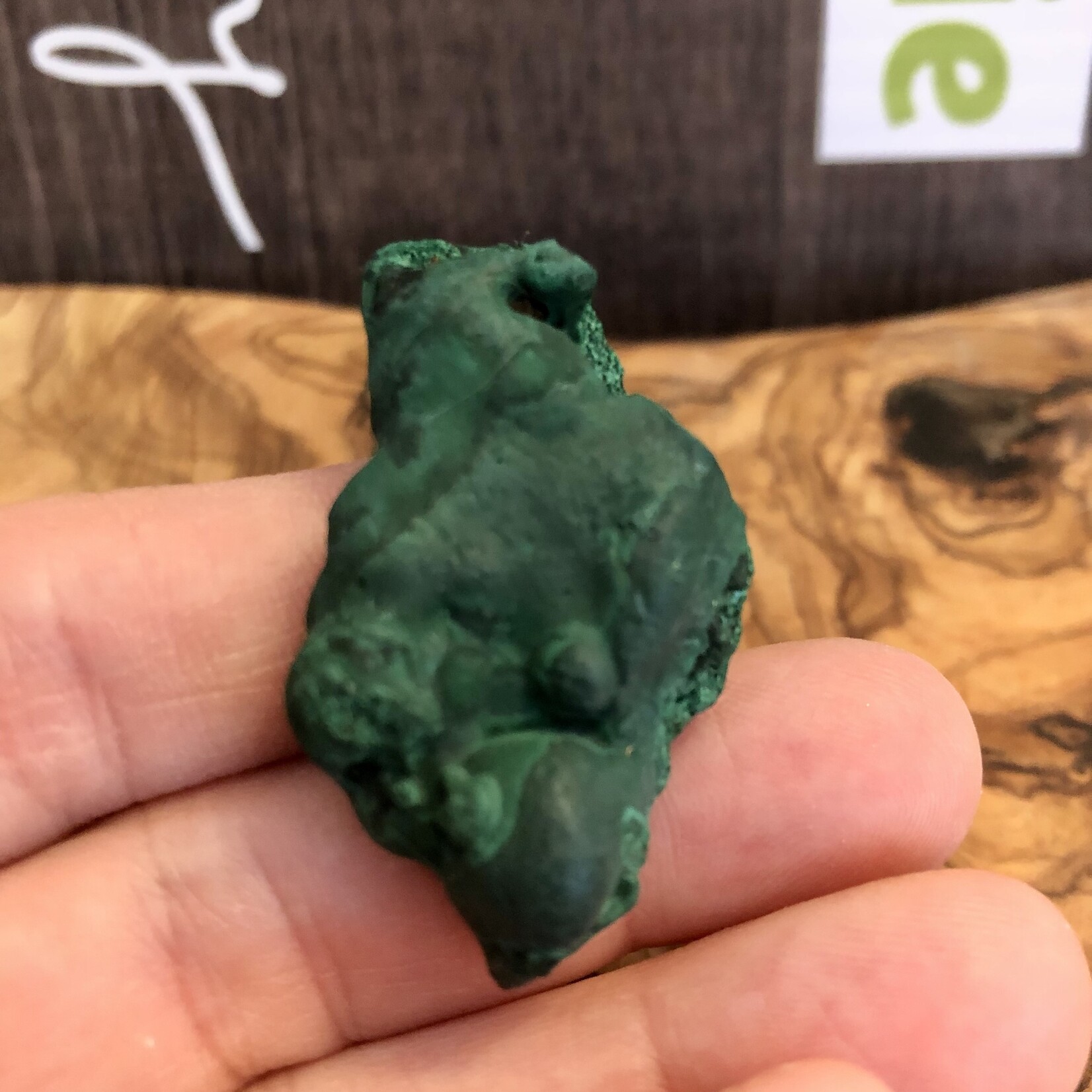 superbs malachite pieces, green mineral of excellent quality, reduces muscle pain, calms menstrual pain