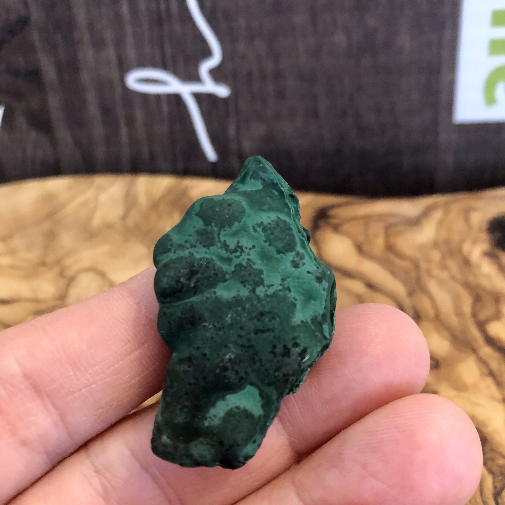superbes morceaux de malachite, minéral vert d'excellente qualité, atténue les douleurs musculaires, calme les douleurs menstruelles