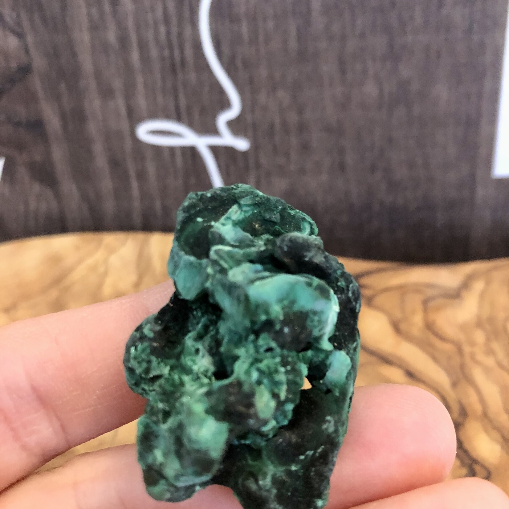 superbes morceaux de malachite, minéral vert d'excellente qualité, atténue les douleurs musculaires, calme les douleurs menstruelles