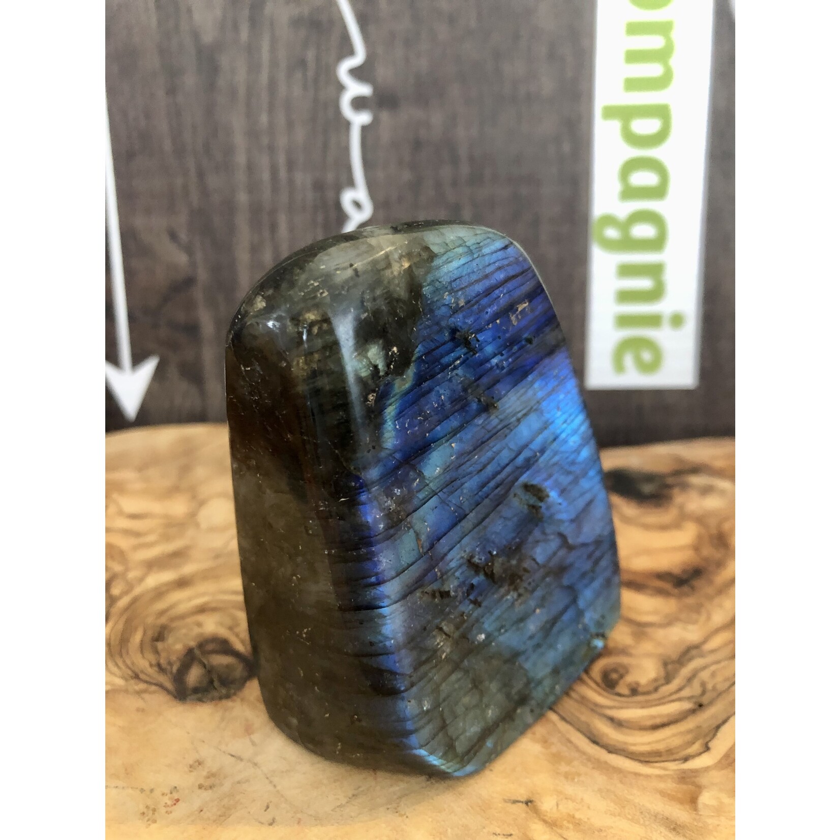 labradorite brillante bleue forme libre, stimule l’imagination et calme un esprit hyperactif