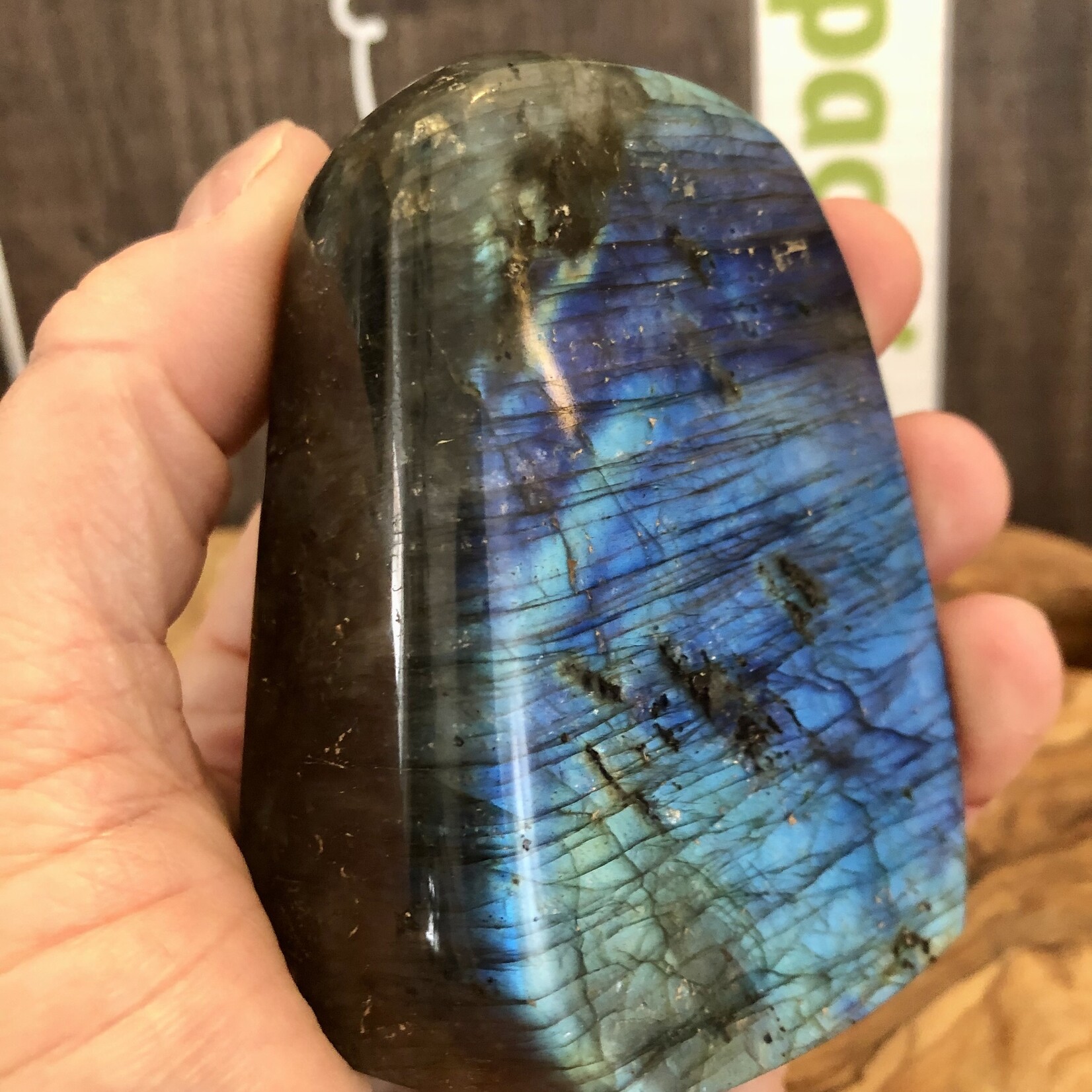 labradorite brillante bleue forme libre, stimule l’imagination et calme un esprit hyperactif