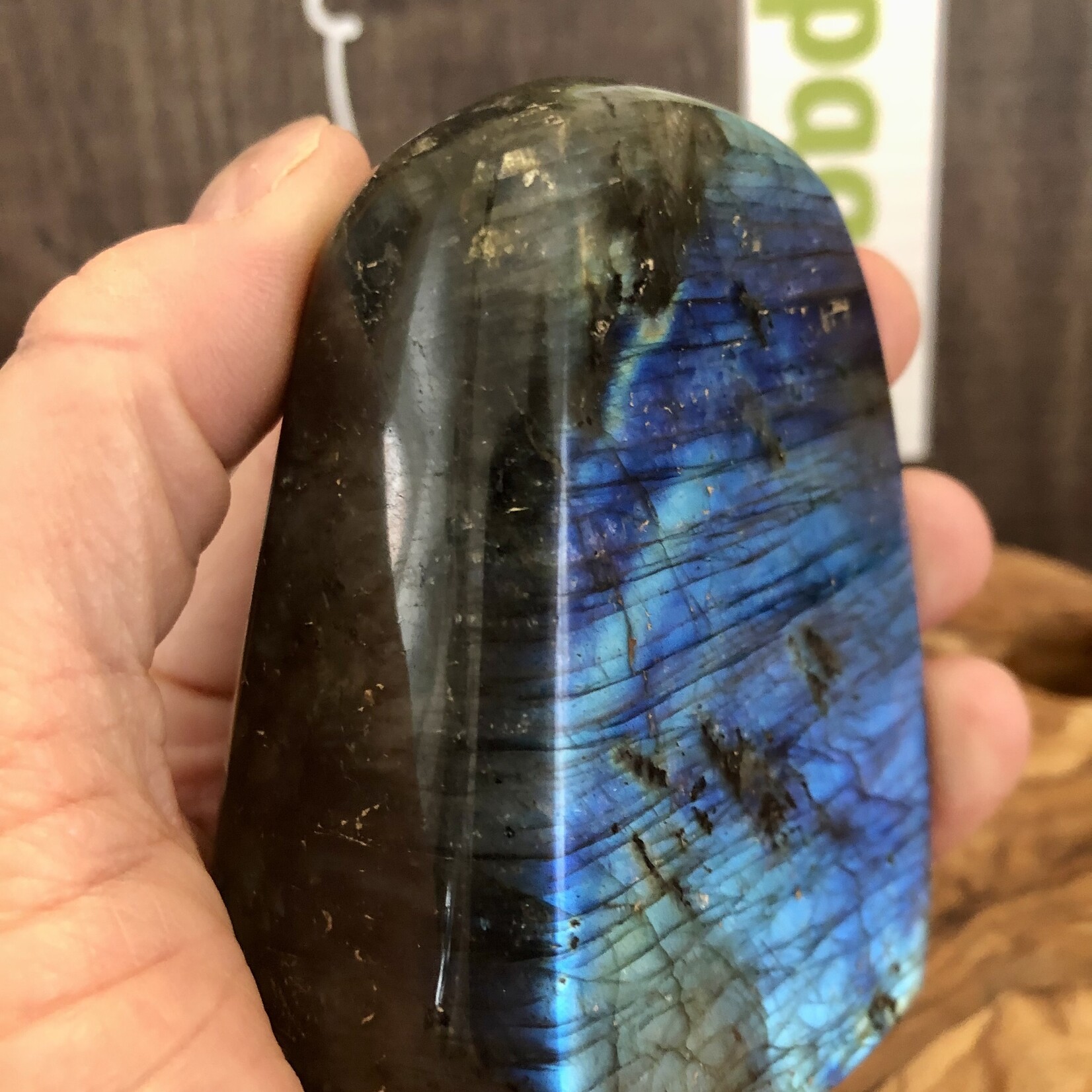 labradorite brillante bleue forme libre, stimule l’imagination et calme un esprit hyperactif