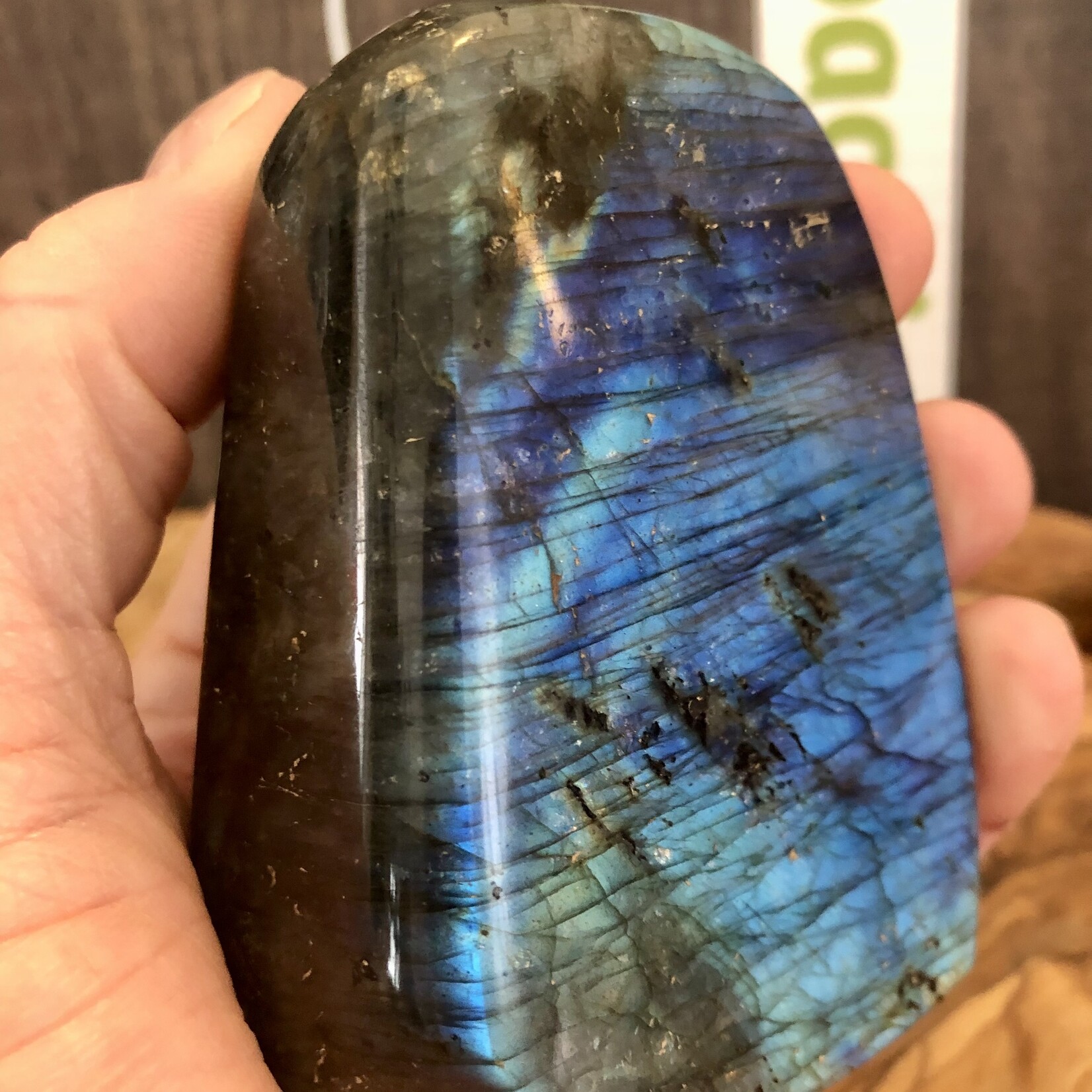 labradorite brillante bleue forme libre, stimule l’imagination et calme un esprit hyperactif