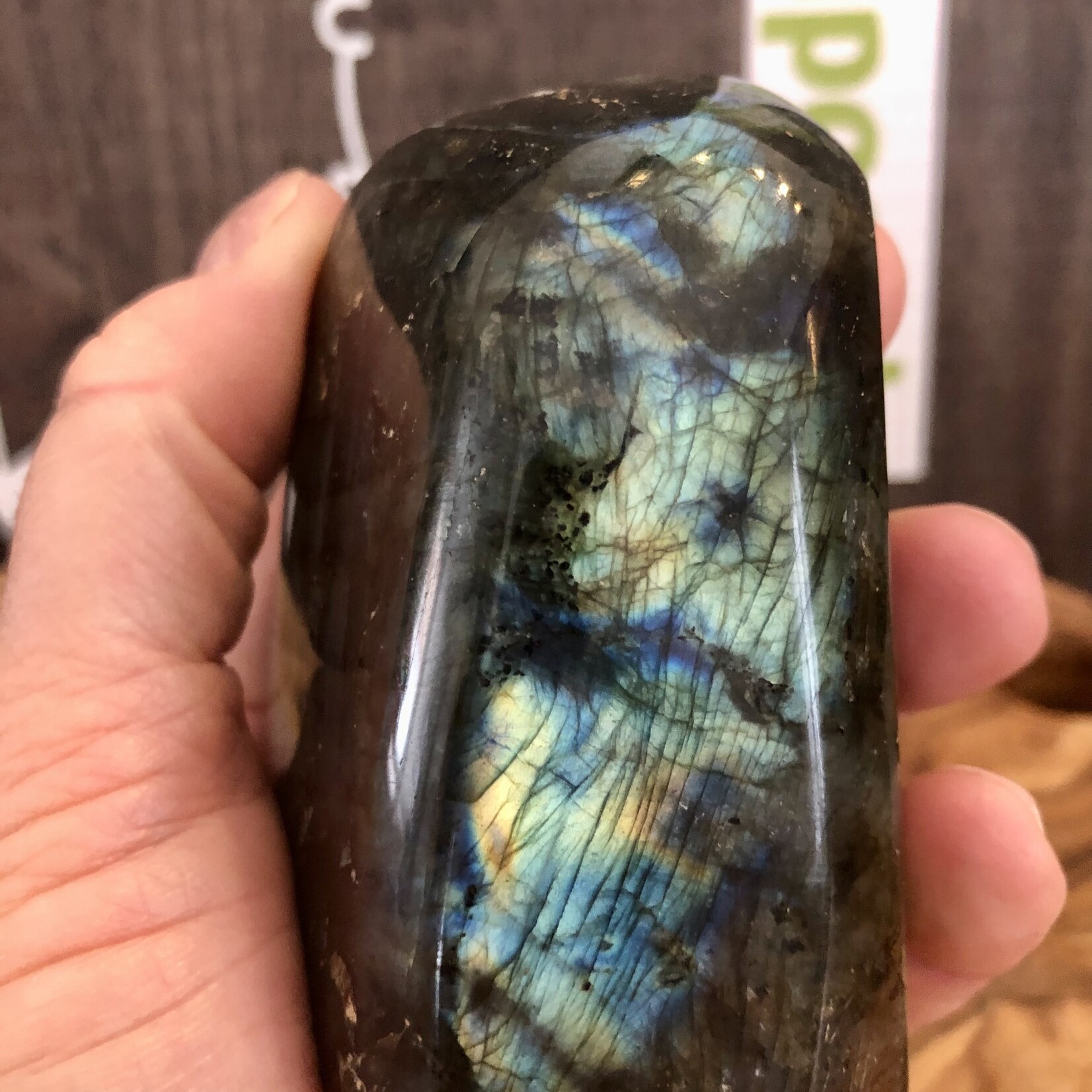 labradorite brillante bleue forme libre, stimule l’imagination et calme un esprit hyperactif