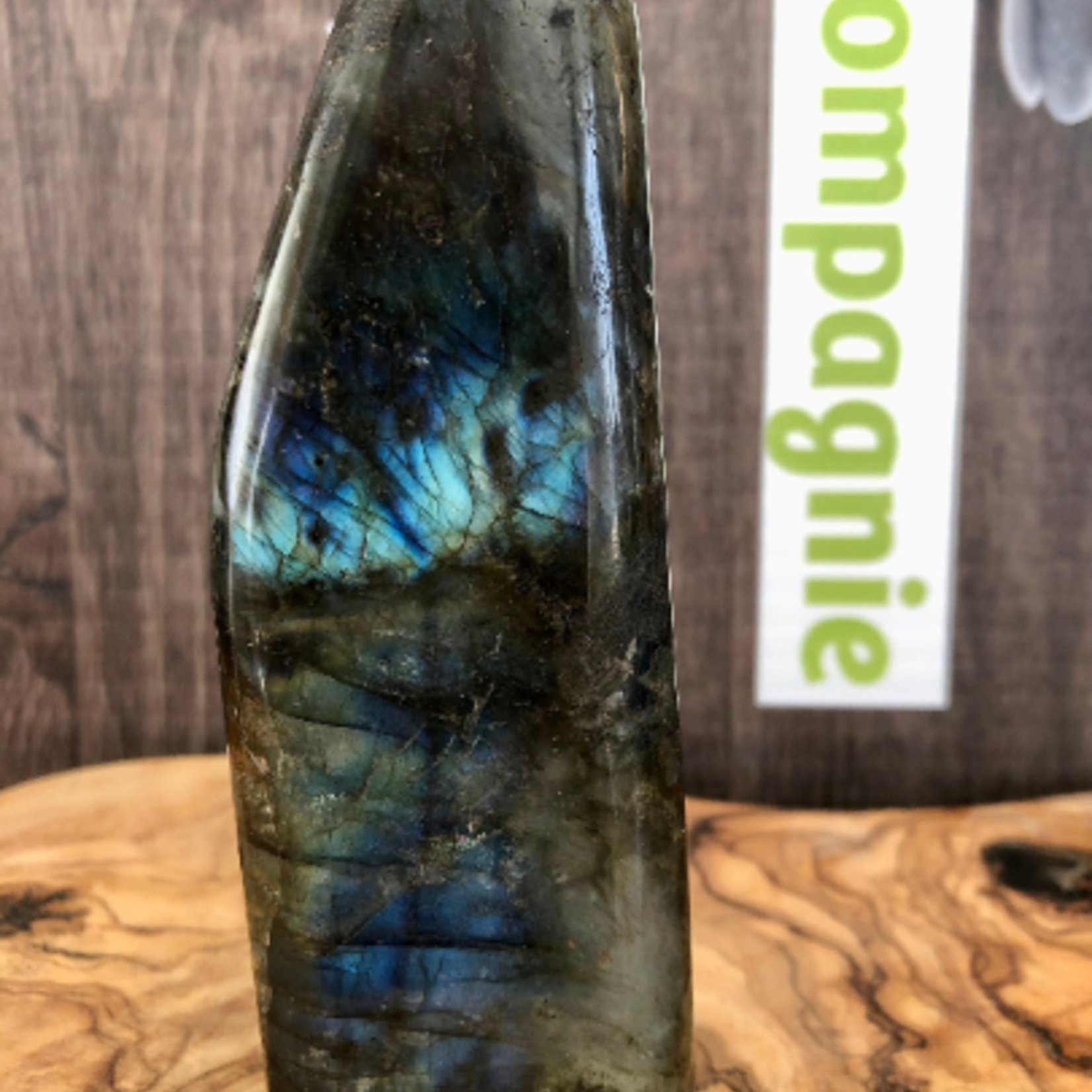 long labradorite free form, banishes fears and insecurities, and strengthens faith in oneself and trust in the universe