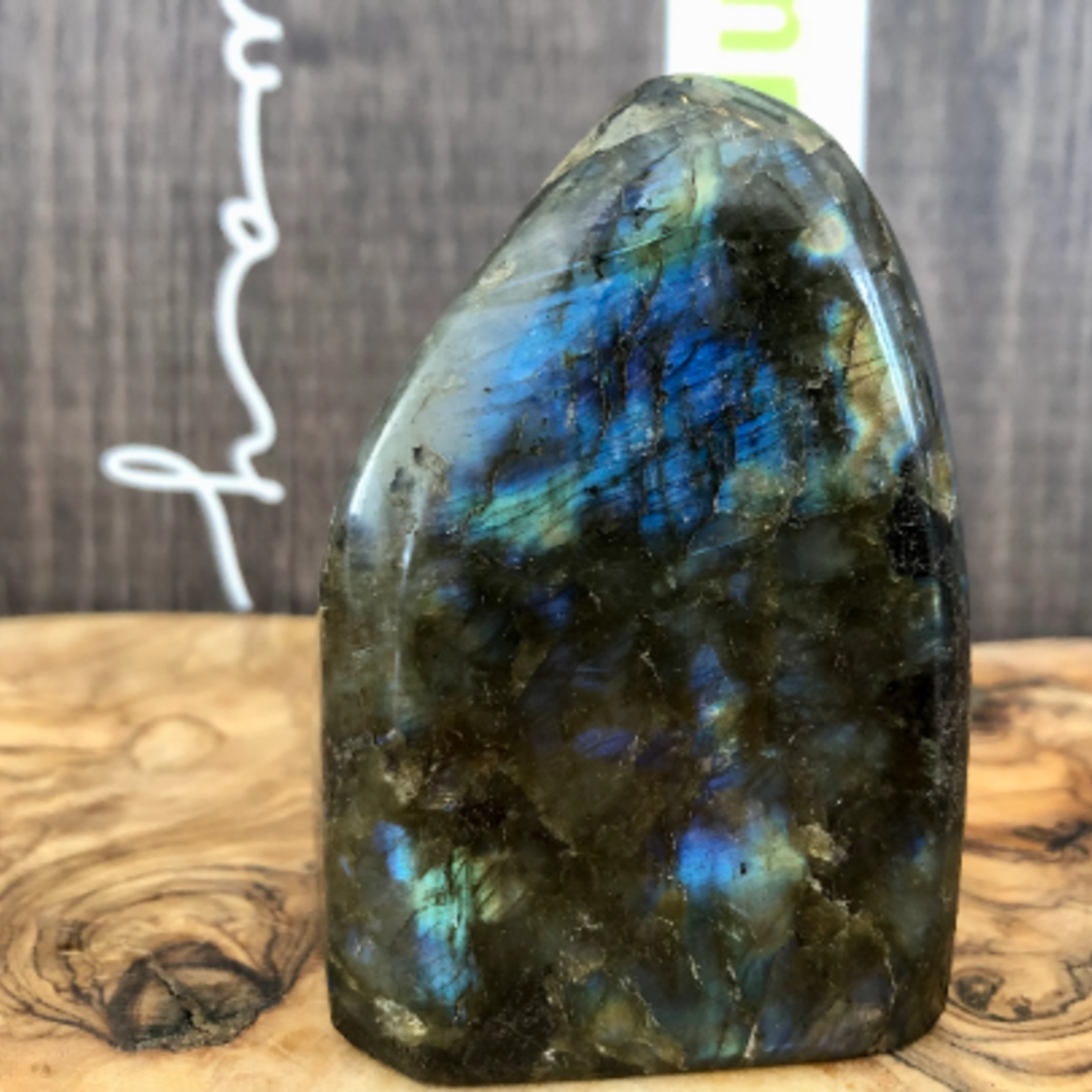 jolie labradorite forme libre, stimule l’imagination et calme un esprit hyperactif, développant l’enthousiasme et de nouvelles idées