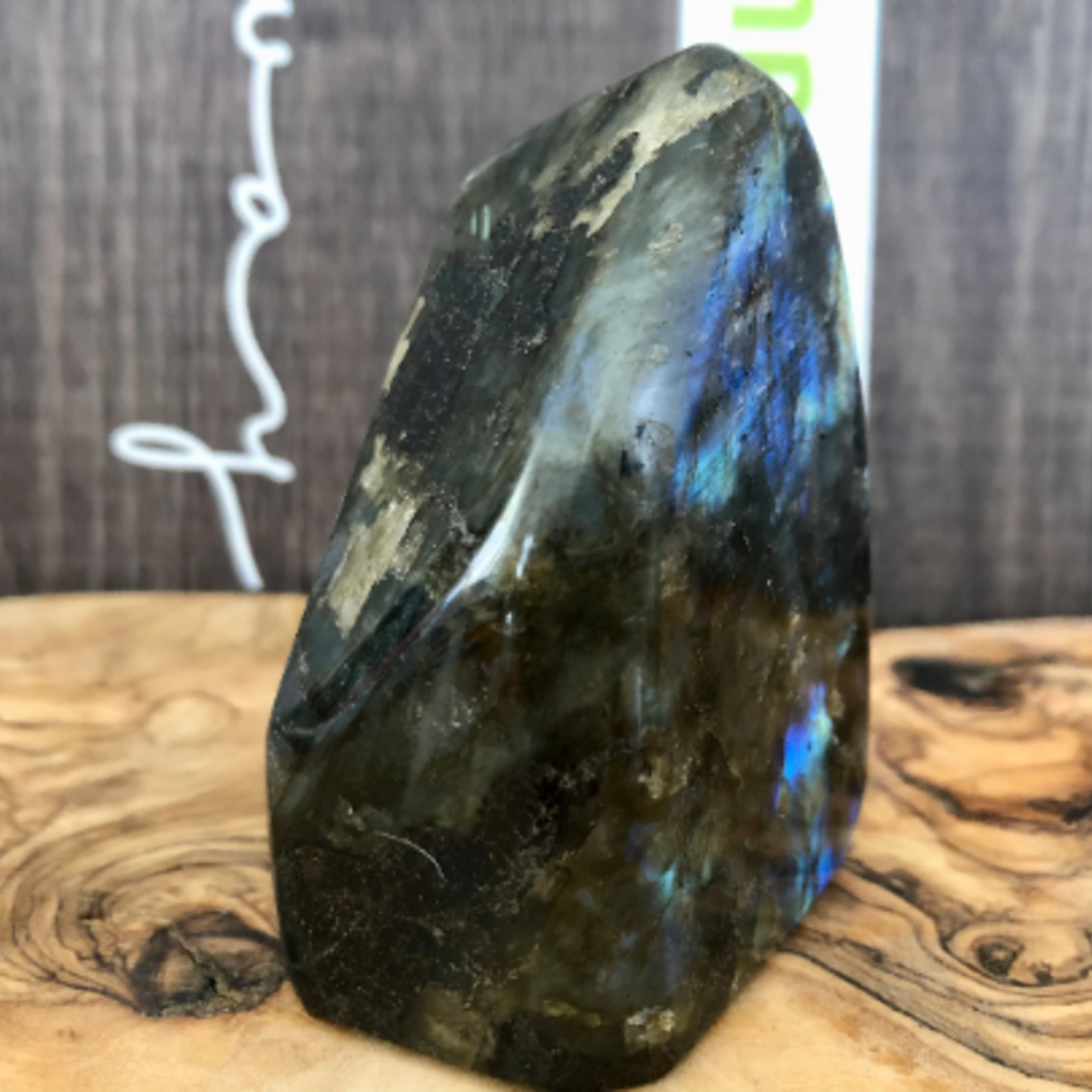 jolie labradorite forme libre, stimule l’imagination et calme un esprit hyperactif, développant l’enthousiasme et de nouvelles idées