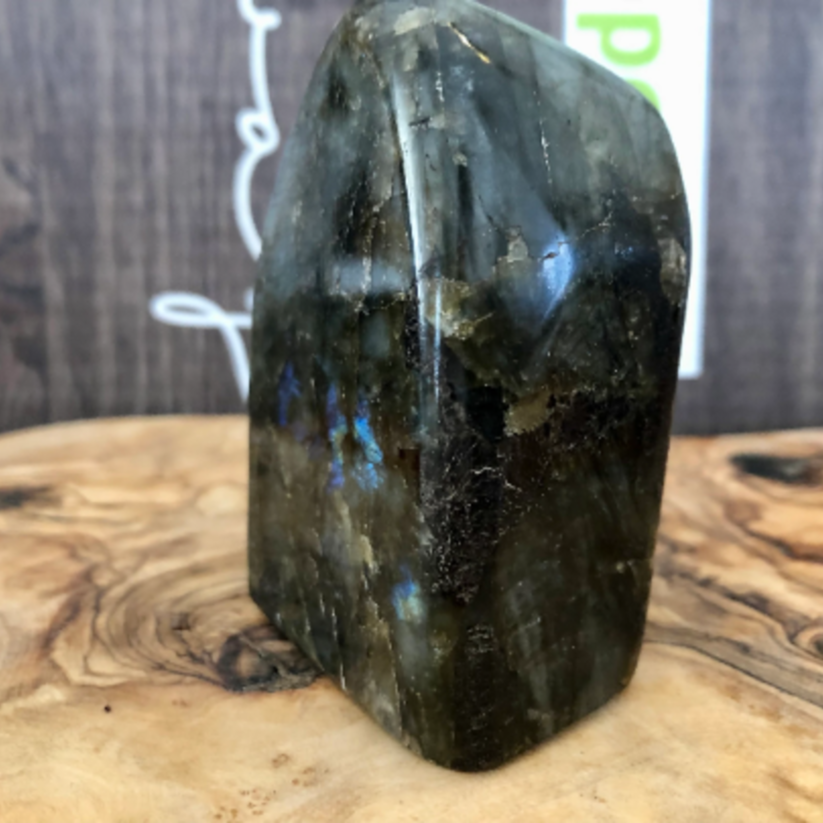 jolie labradorite forme libre, stimule l’imagination et calme un esprit hyperactif, développant l’enthousiasme et de nouvelles idées