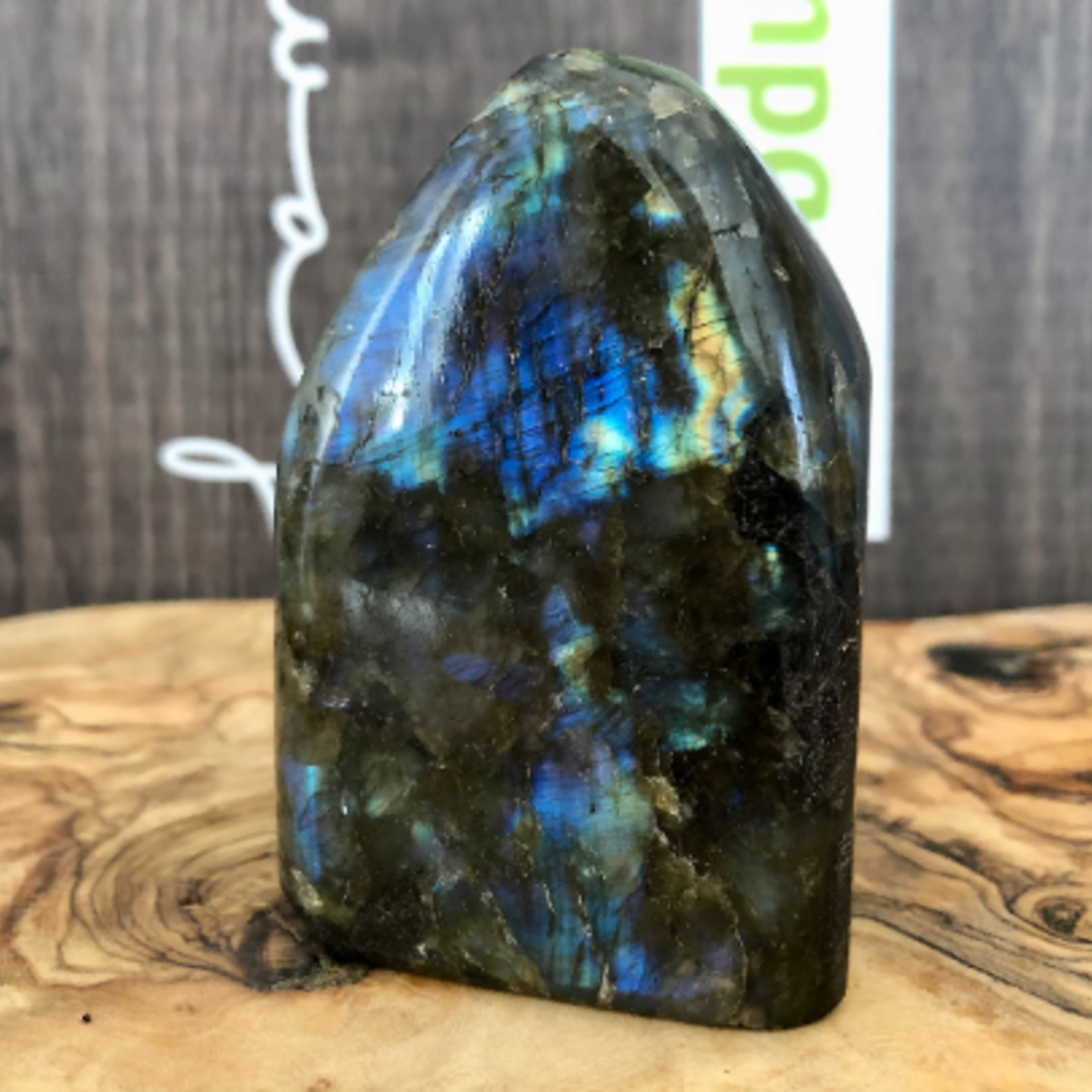 jolie labradorite forme libre, stimule l’imagination et calme un esprit hyperactif, développant l’enthousiasme et de nouvelles idées