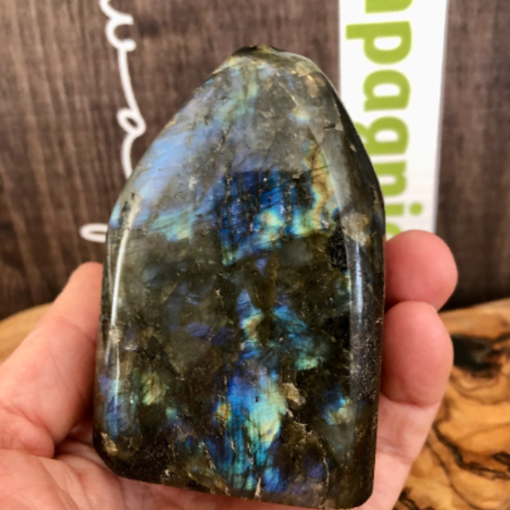 jolie labradorite forme libre, stimule l’imagination et calme un esprit hyperactif, développant l’enthousiasme et de nouvelles idées