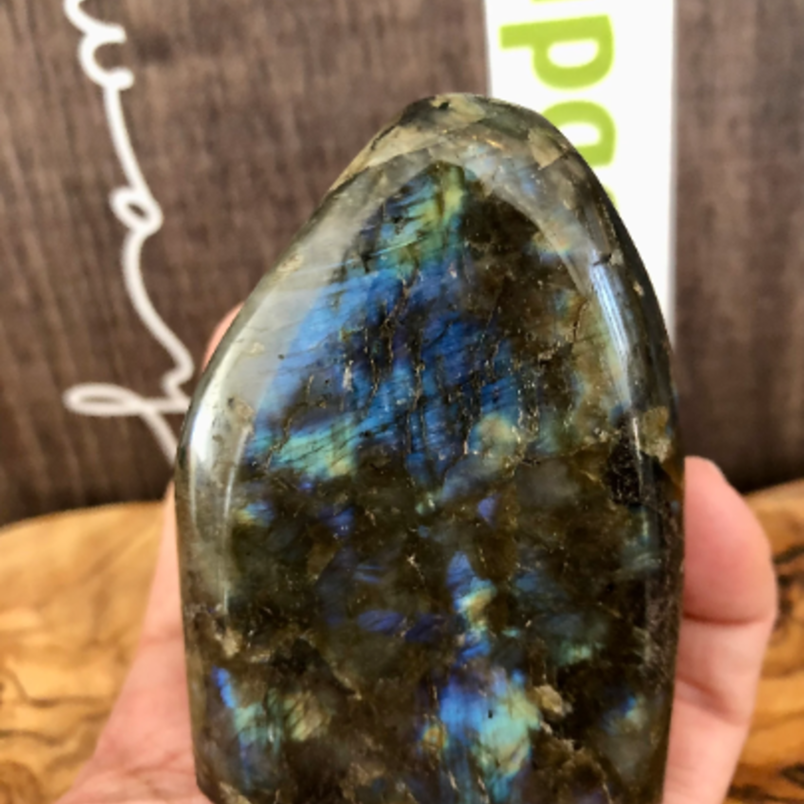 jolie labradorite forme libre, stimule l’imagination et calme un esprit hyperactif, développant l’enthousiasme et de nouvelles idées