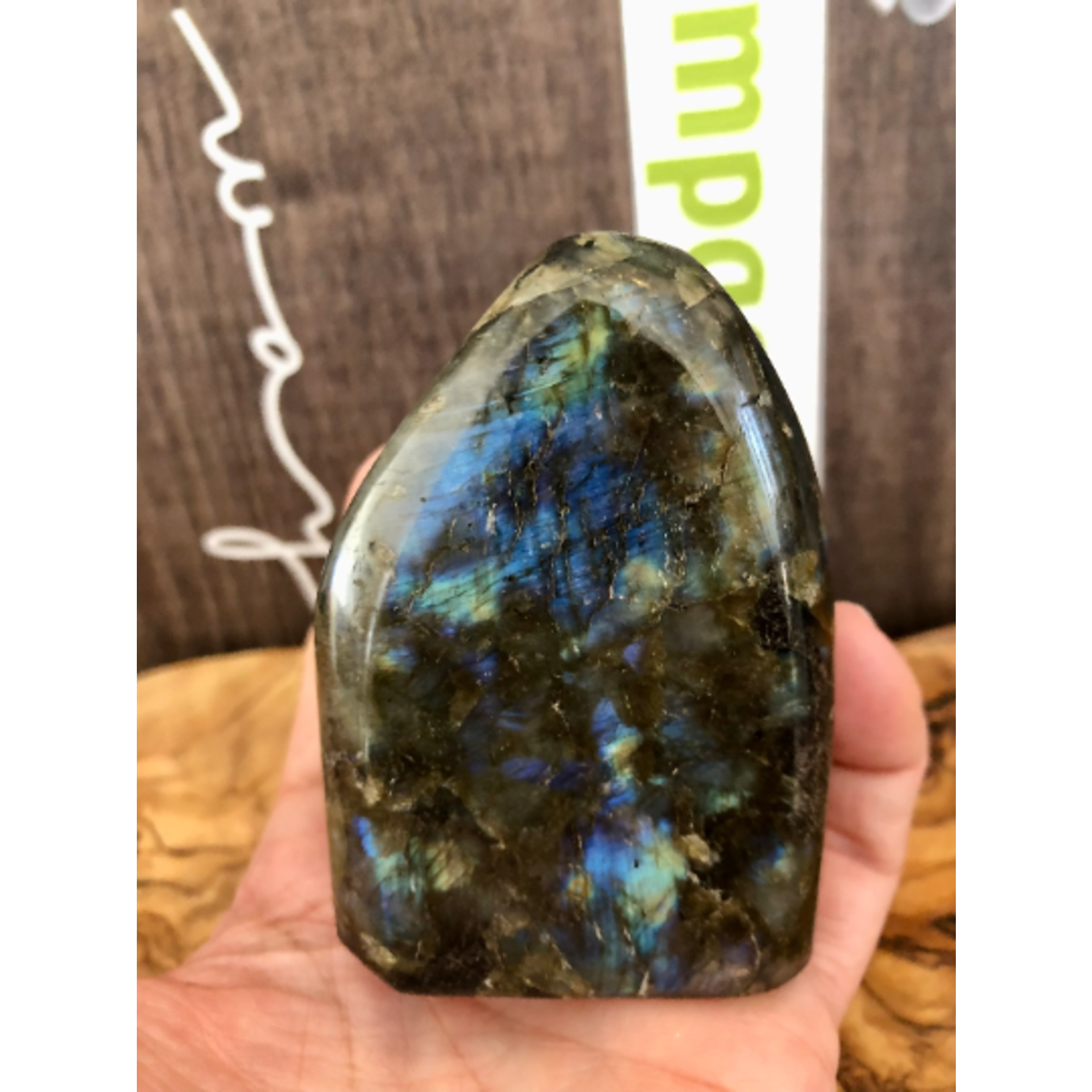 jolie labradorite forme libre, stimule l’imagination et calme un esprit hyperactif, développant l’enthousiasme et de nouvelles idées