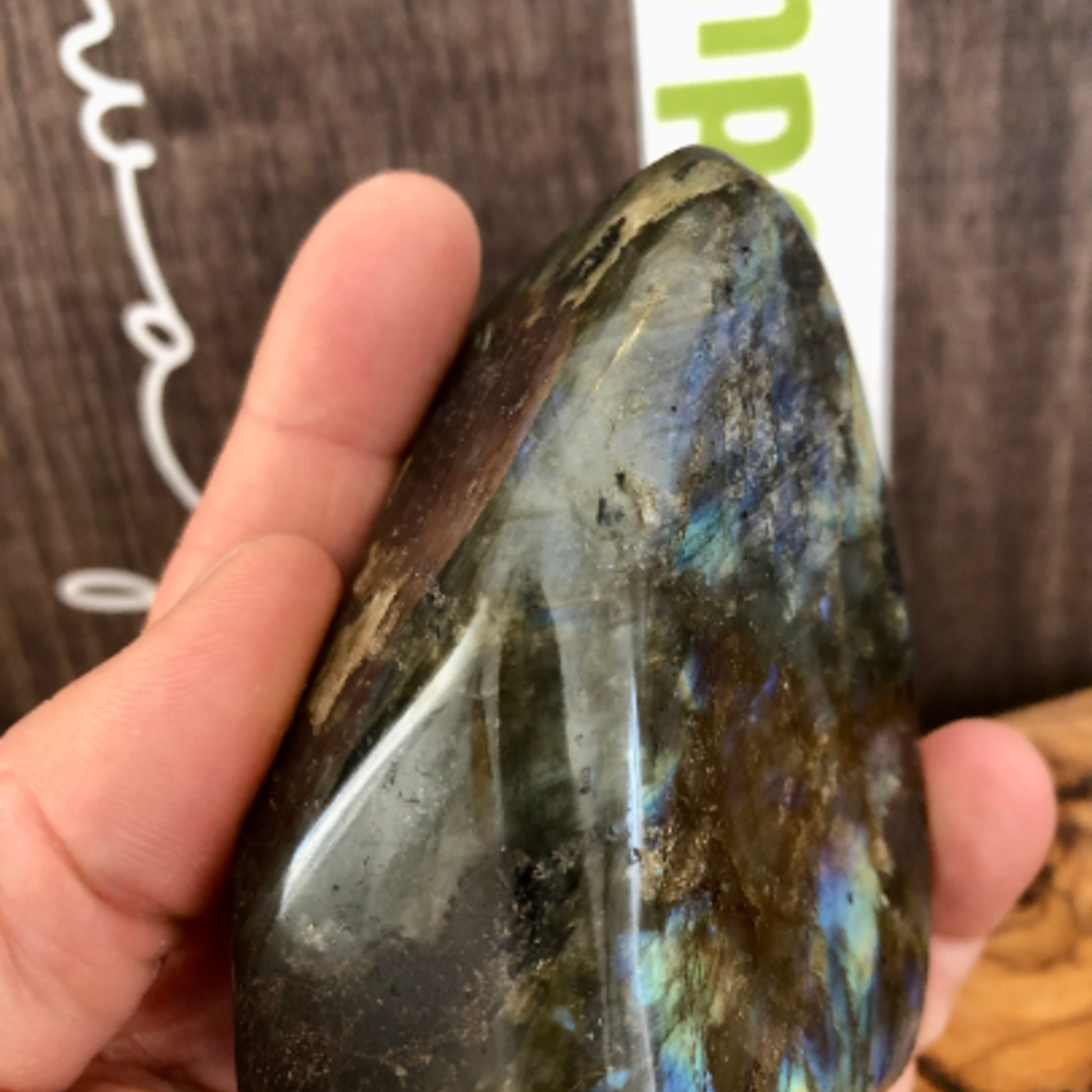 jolie labradorite forme libre, stimule l’imagination et calme un esprit hyperactif, développant l’enthousiasme et de nouvelles idées